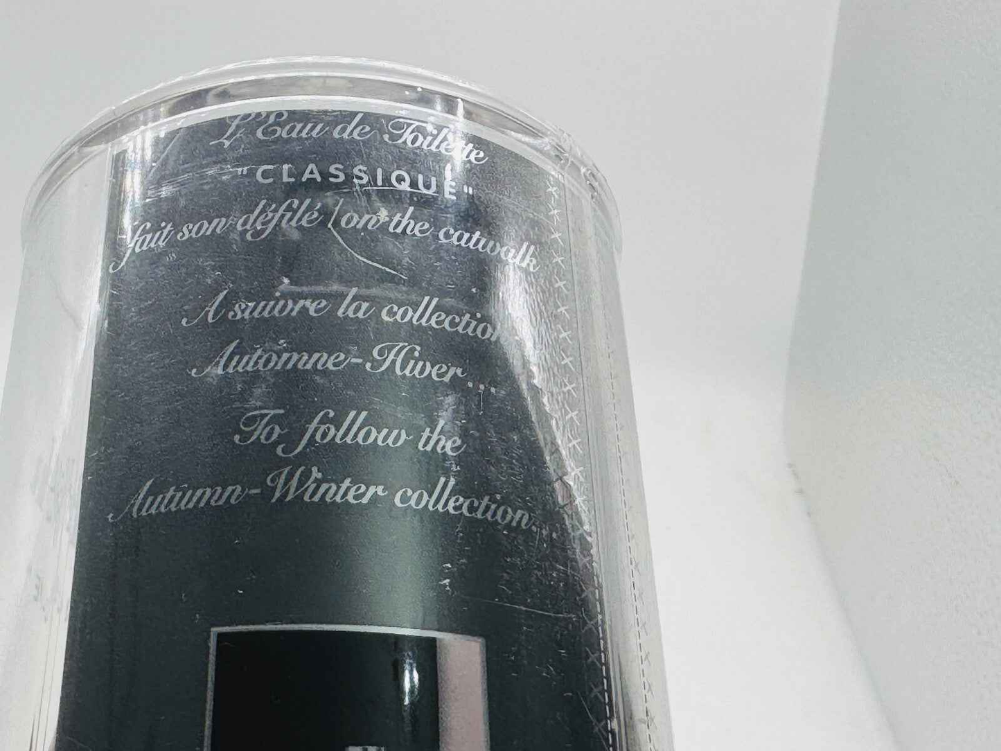 Profumo Jean Paul Gaultier Classique in flacone elegante con dettagli della collezione Autunno-Inverno