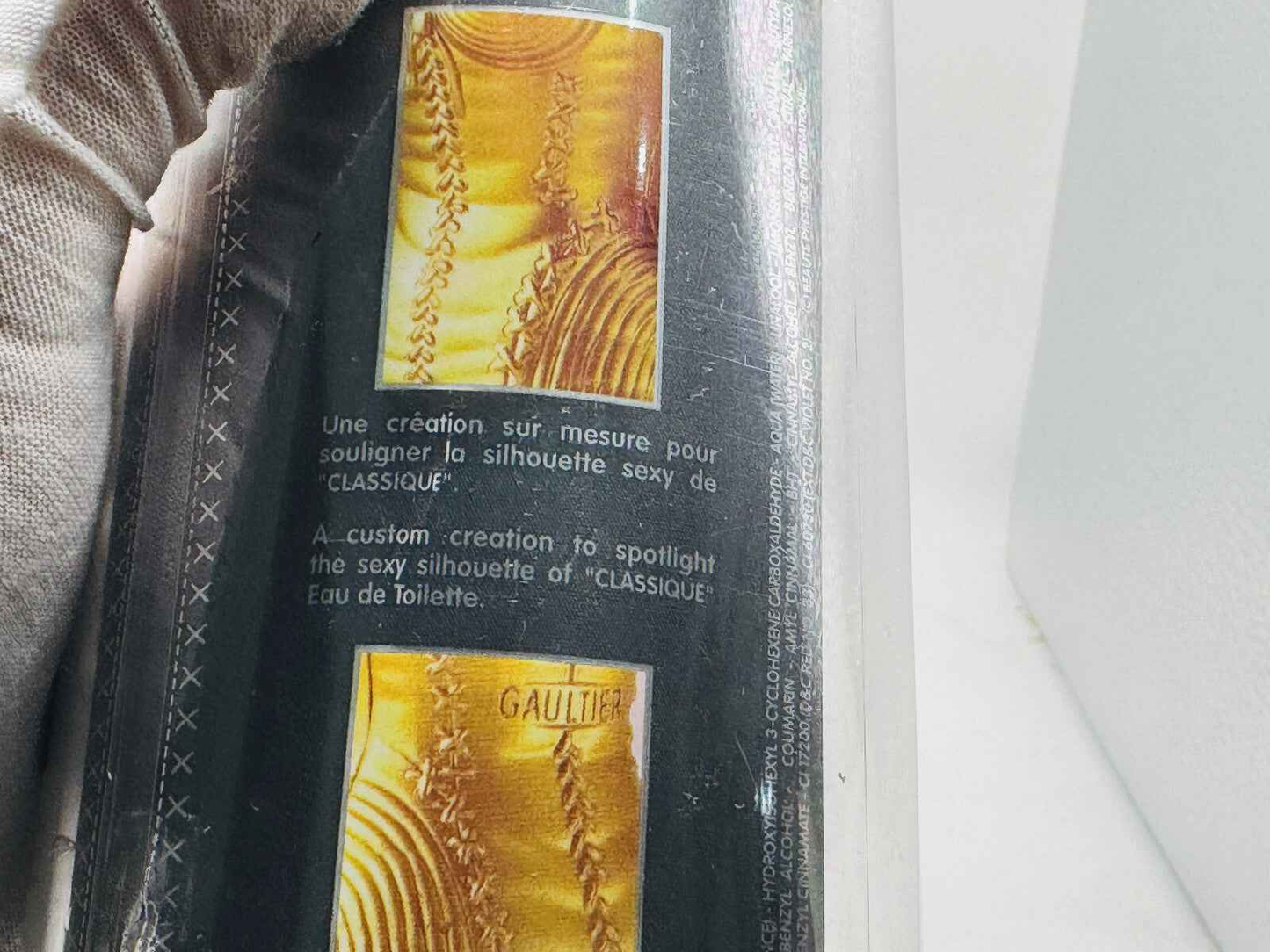 Jean Paul Gaultier Classique profumo con flacone elegante e design distintivo, perfetto per occasioni speciali