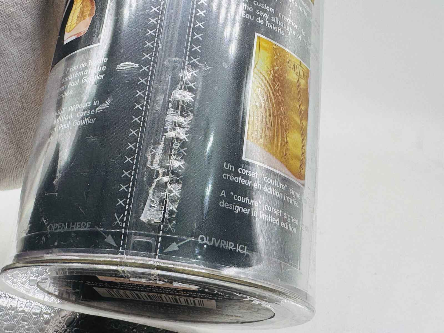 Flacone di profumo Jean Paul Gaultier Classique in confezione elegante con dettagli artistici