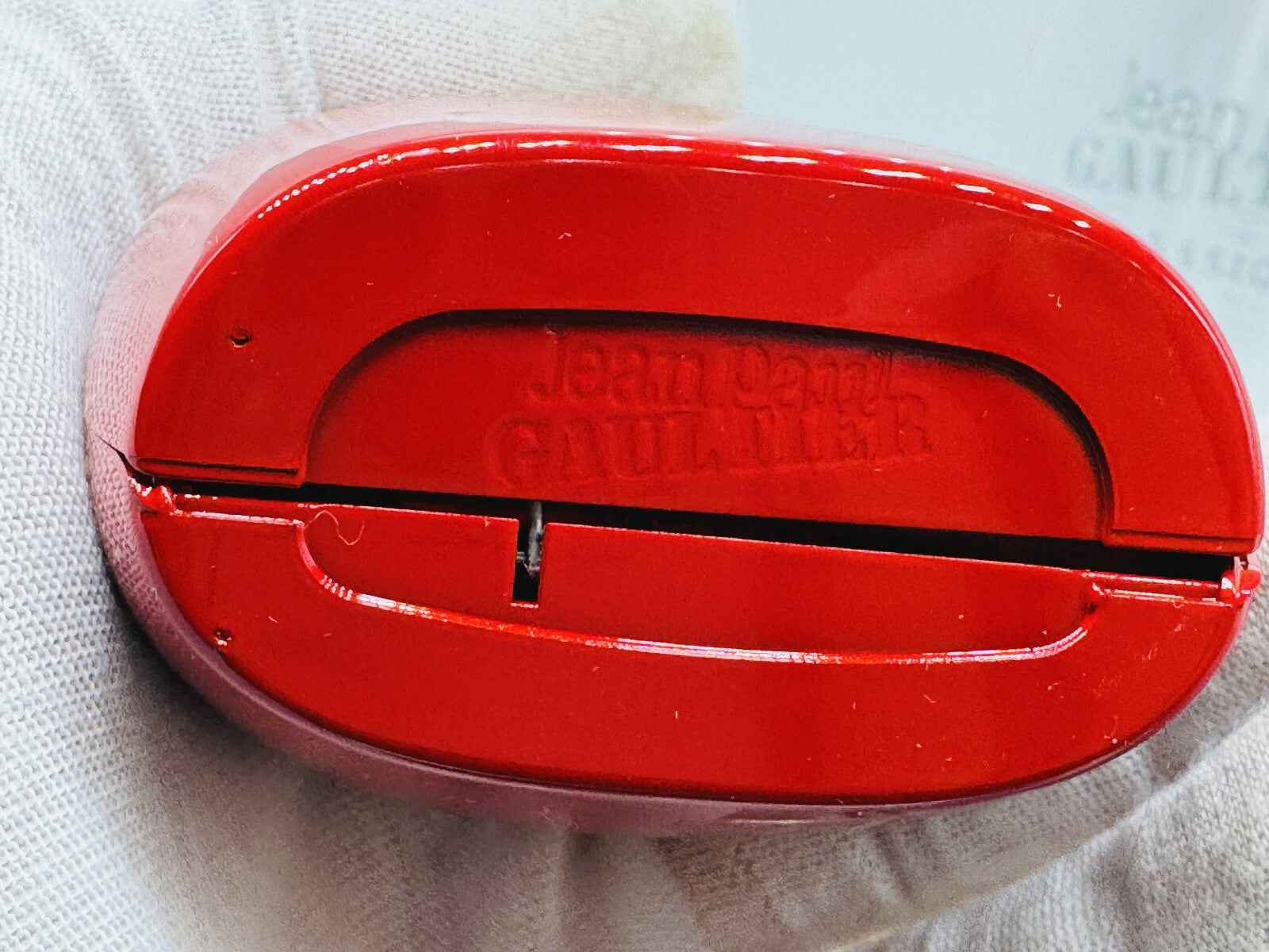 Base rossa profumata Jean Paul Gaultier Classique Vintage con logo inciso per collezionisti