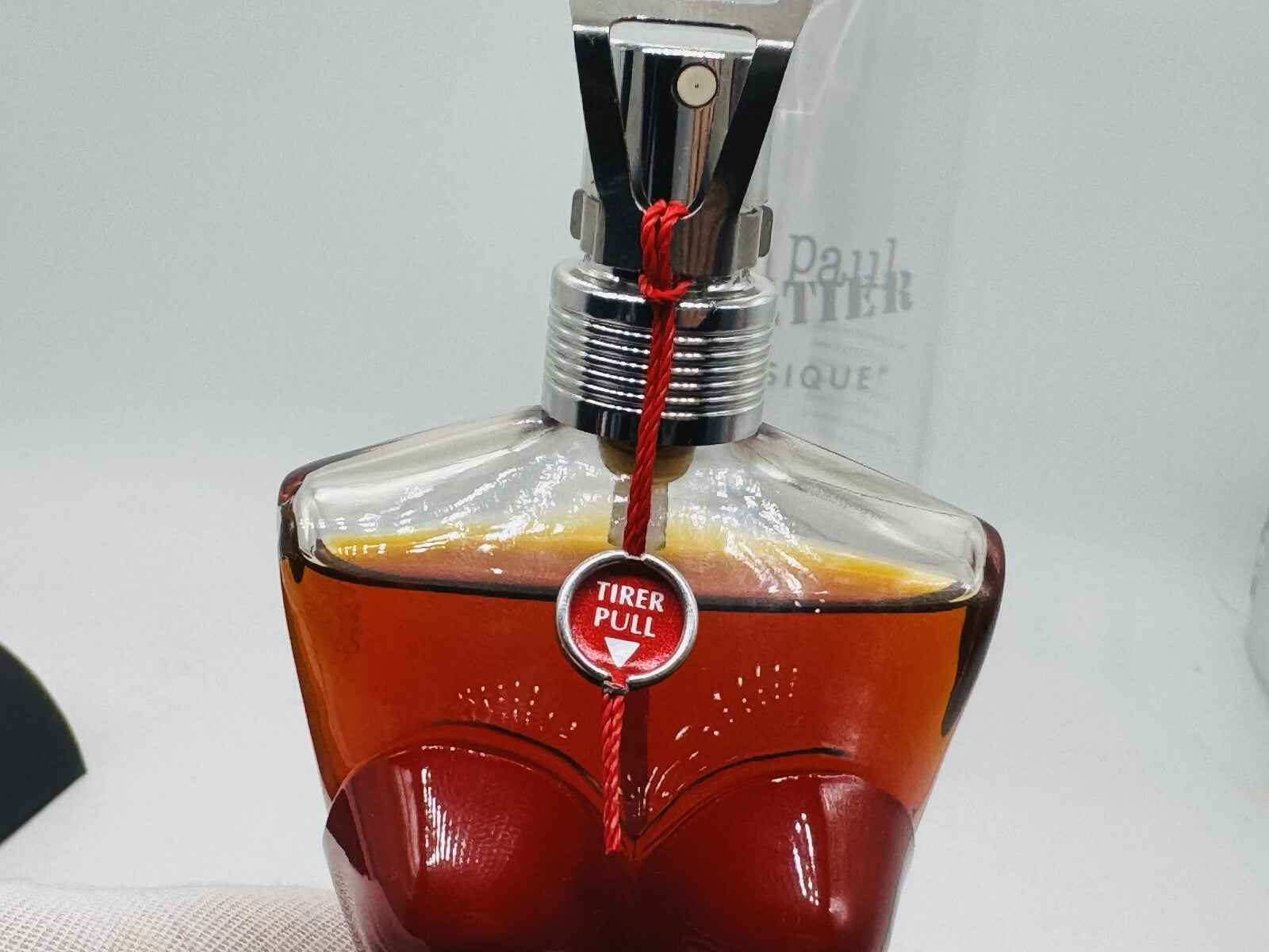 Profumo Jean Paul Gaultier Classique Vintage in flacone rosso a forma di torso femminile con dettagli eleganti