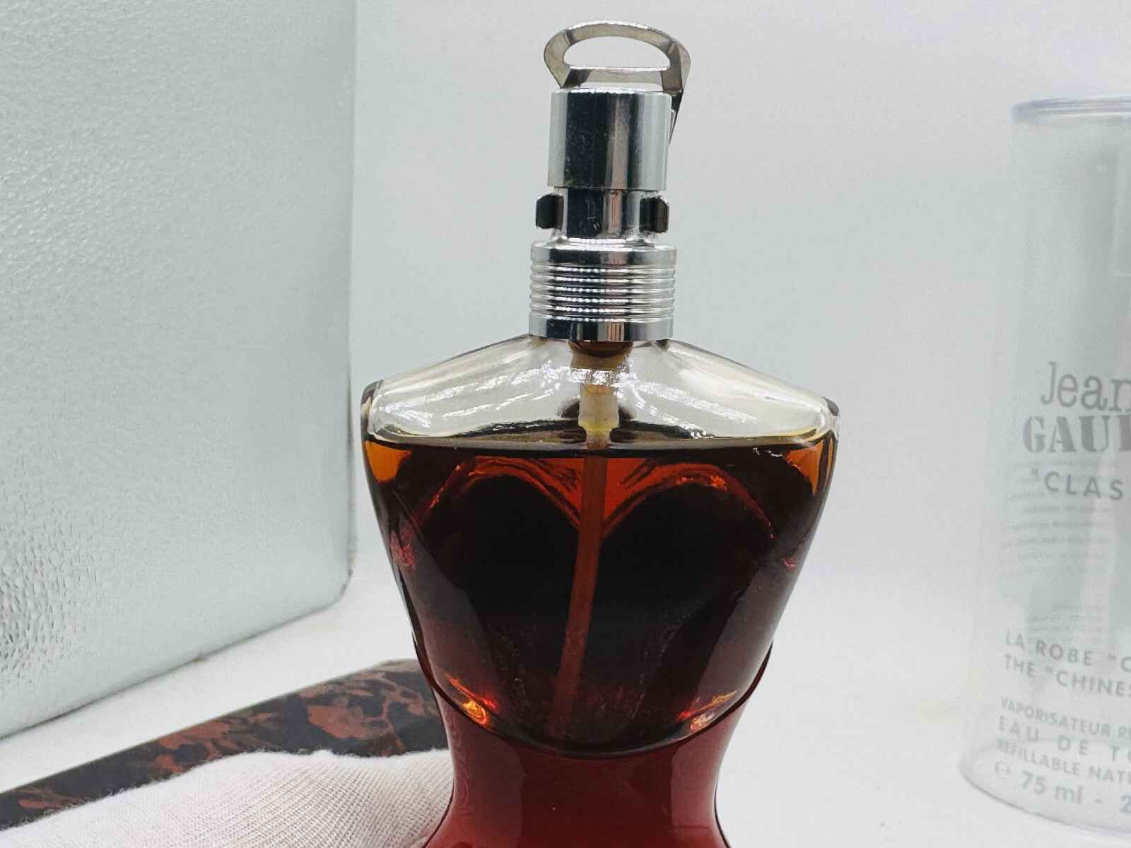 Profumo Jean Paul Gaultier Classique Vintage in flacone a forma di donna elegante