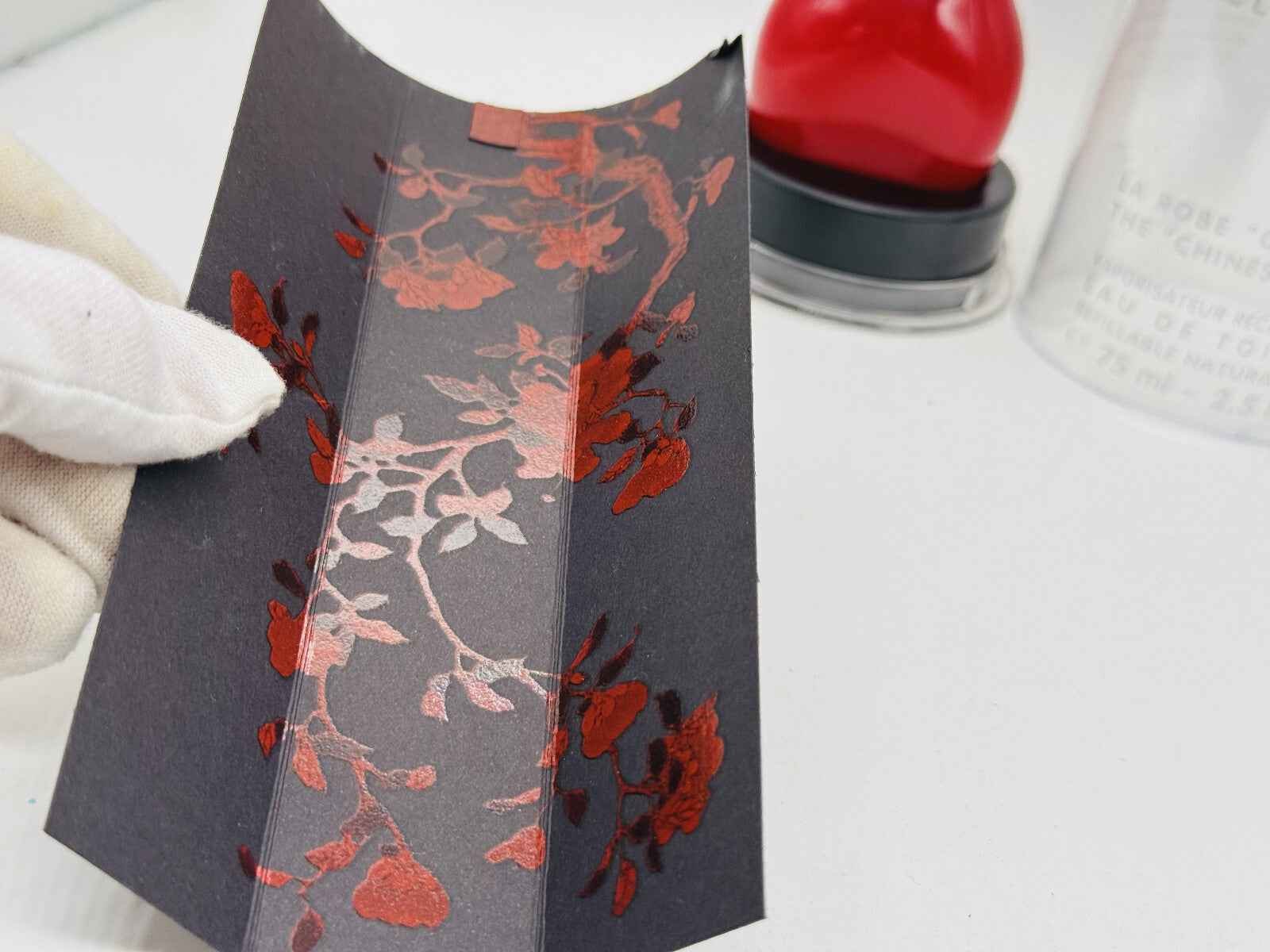 Imballaggio di Jean Paul Gaultier Classique Vintage con decorazioni floreali in rosso e nero
