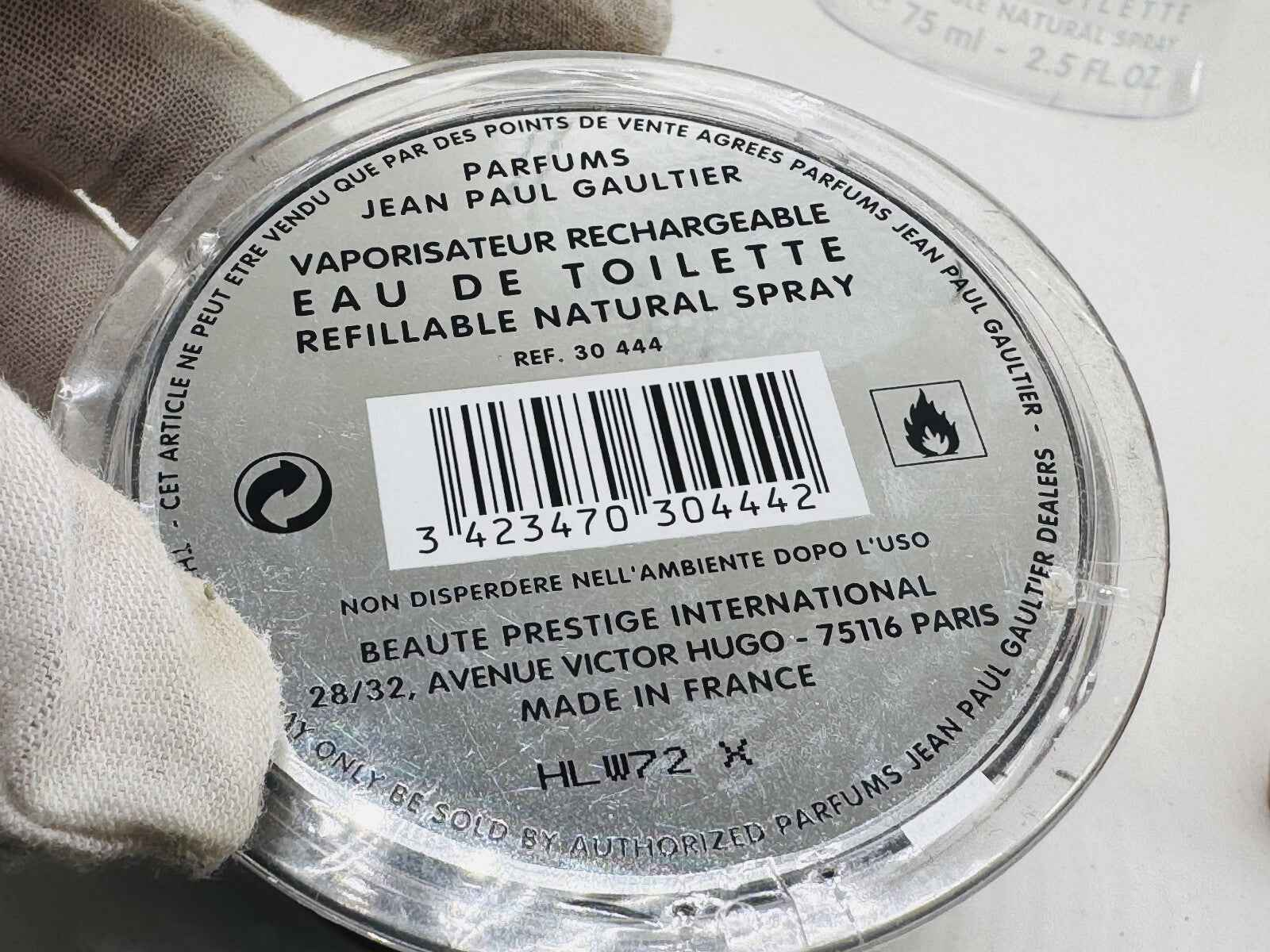 Vaso di Jean Paul Gaultier Classique Vintage con scritta Eau de Toilette in rilievo sul fondo