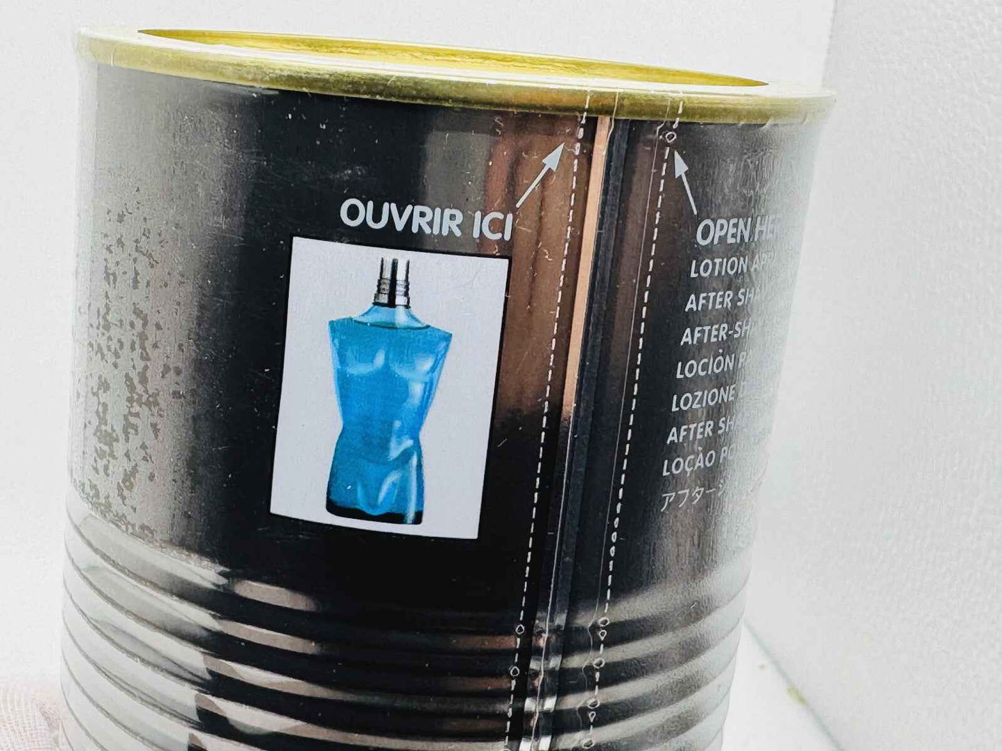 Confezione di Jean Paul Gaultier Le Male Vintage in formato cilindrico con design distintivo
