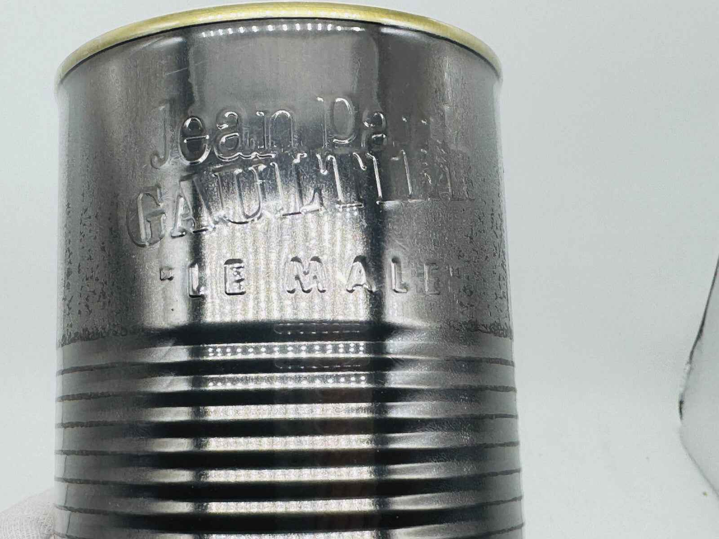 Latta di Jean Paul Gaultier Le Male Vintage con dettagli del design unico e finitura lucida