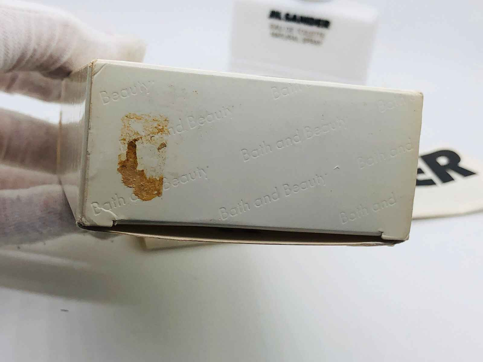 Scatola di Jil Sander Bath And Beauty con dettagli in rilievo e vistosa etichetta bianca