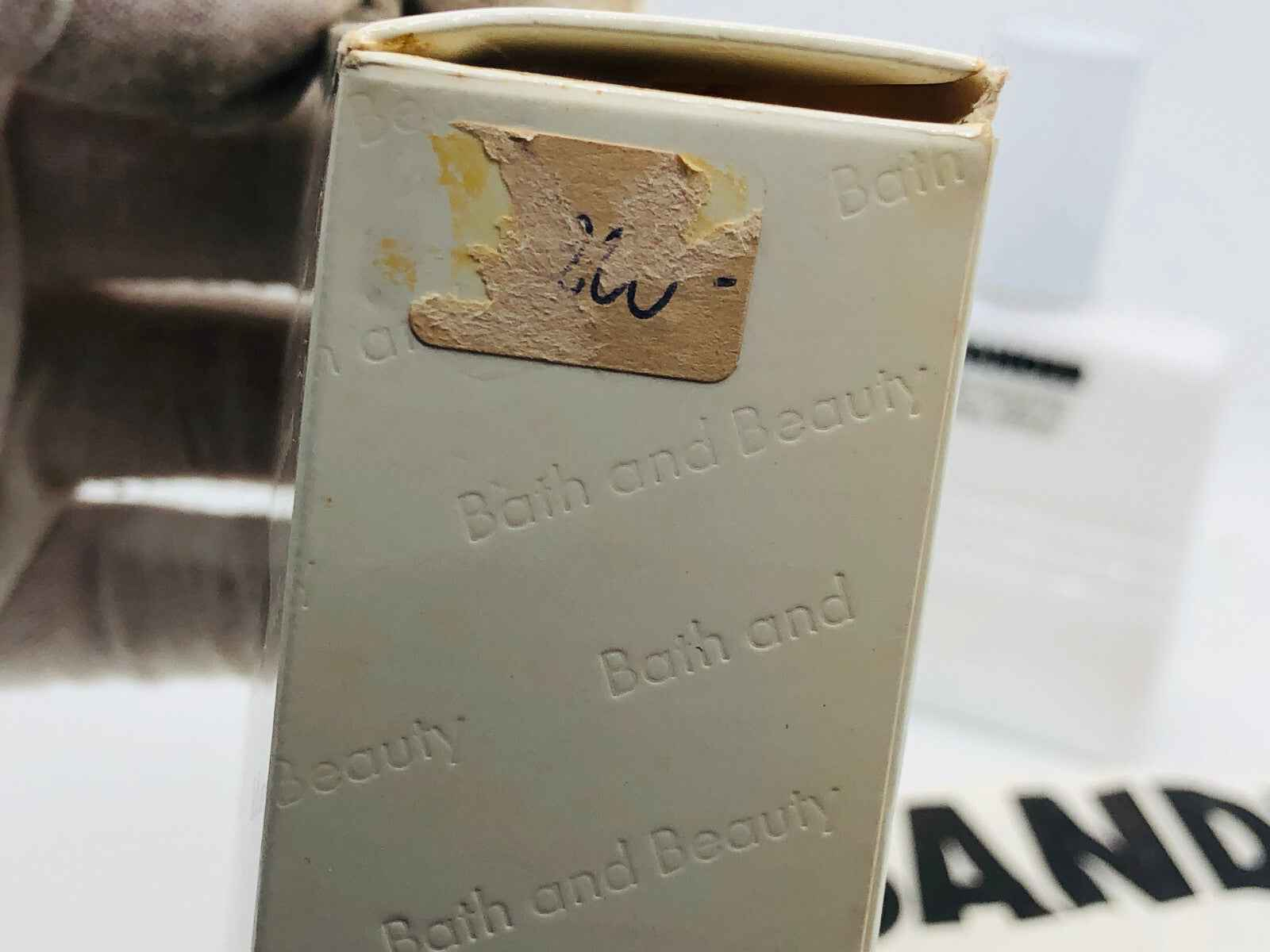 Scatola di Jil Sander Bath And Beauty con etichetta parzialmente visibile sul lato