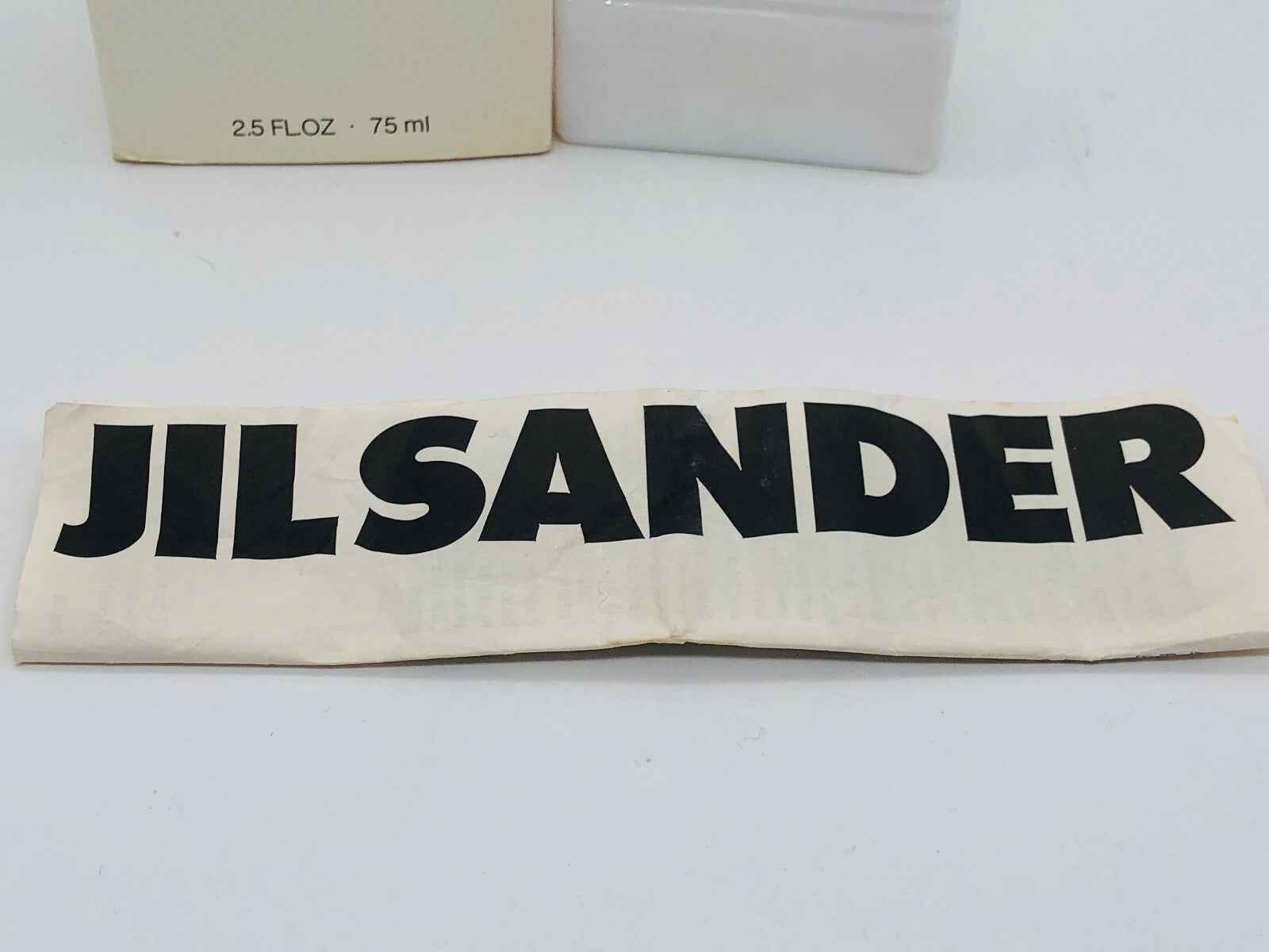 Etichetta del prodotto Jil Sander Bath And Beauty con design minimalista per una bellezza sofisticata