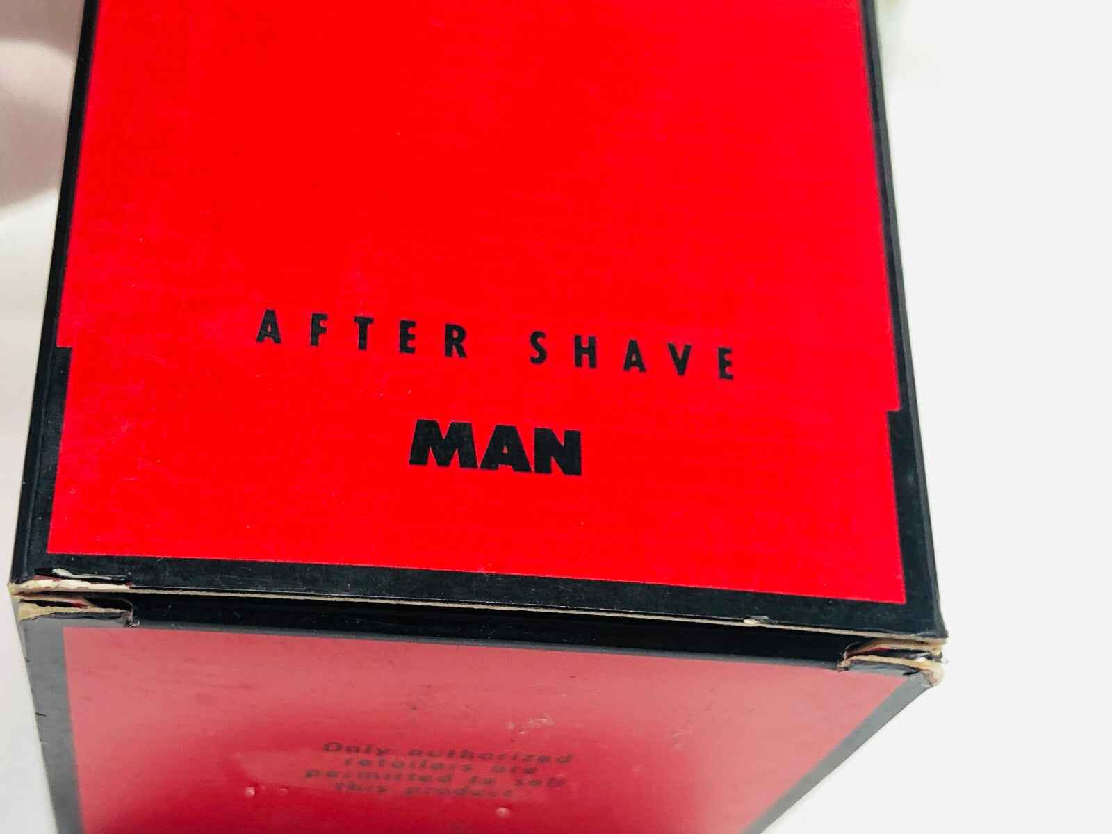 Confezione di dopobarba Jil Sander Feeling Man in rosso con scritta nera su fondo chiaro