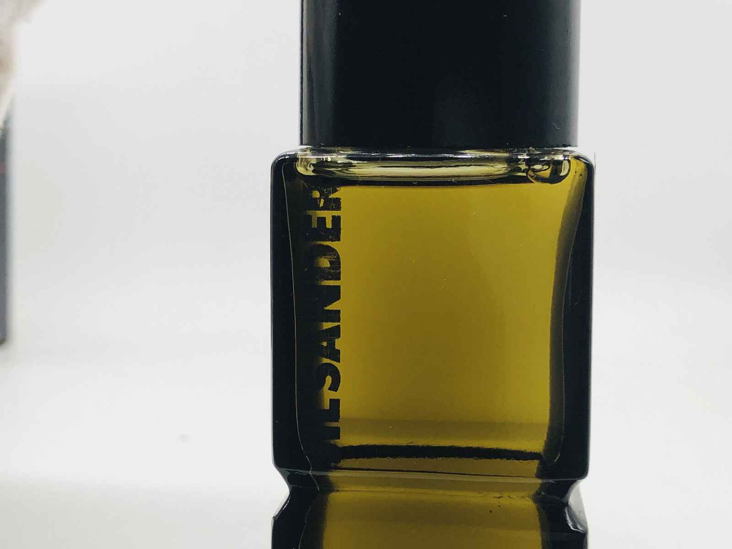 Bottiglia di profumo Jil Sander Men Pure con design elegante e fragranza distintiva