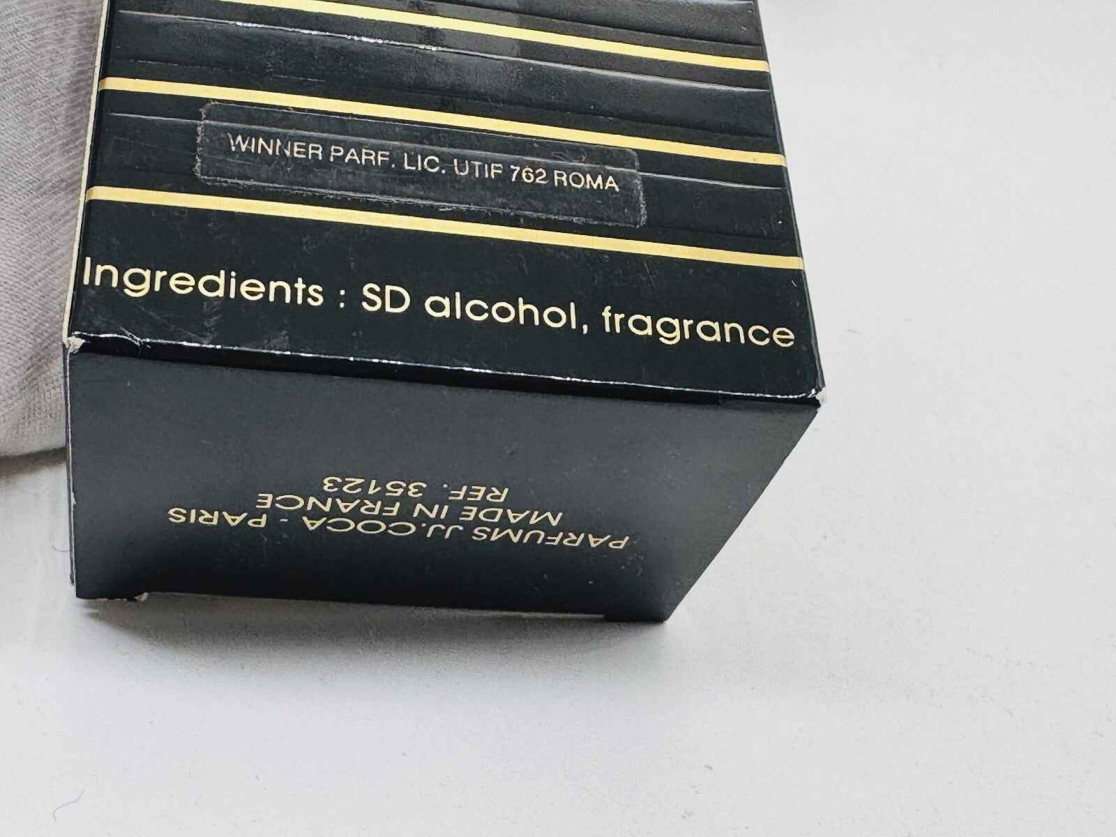 Scatola del Profumo Jj Coca Vintage con ingredienti elencati e design elegante in nero e oro