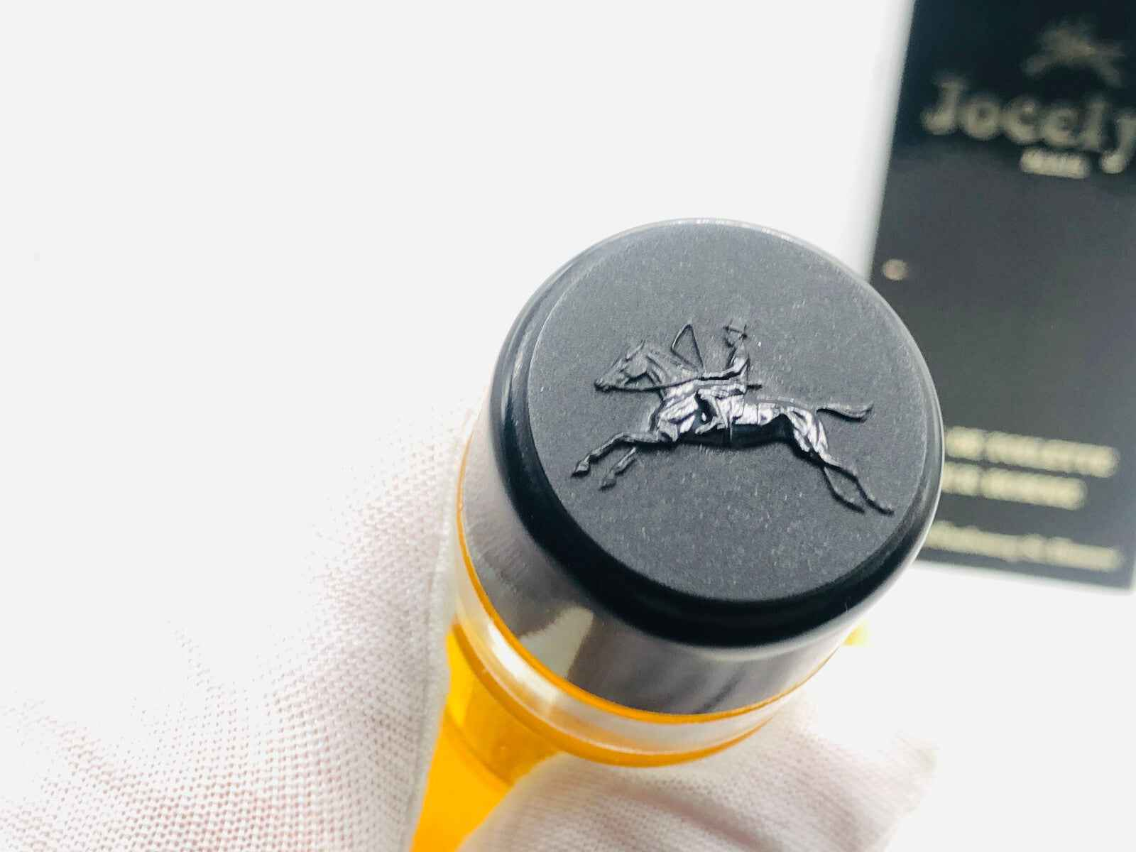 Tappo di un profumo Jocelyn Pour Homme Vintage con logo a cavallo per uomini eleganti