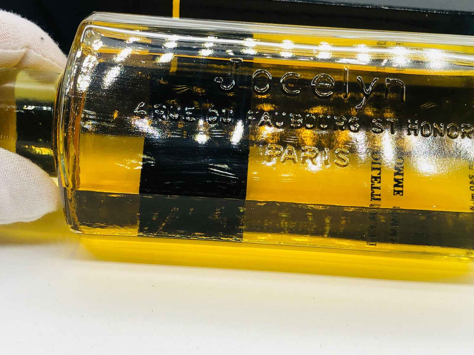 Profilo di una bottiglia di Jocelyn Pour Homme Vintage con etichetta elegante e design raffinato