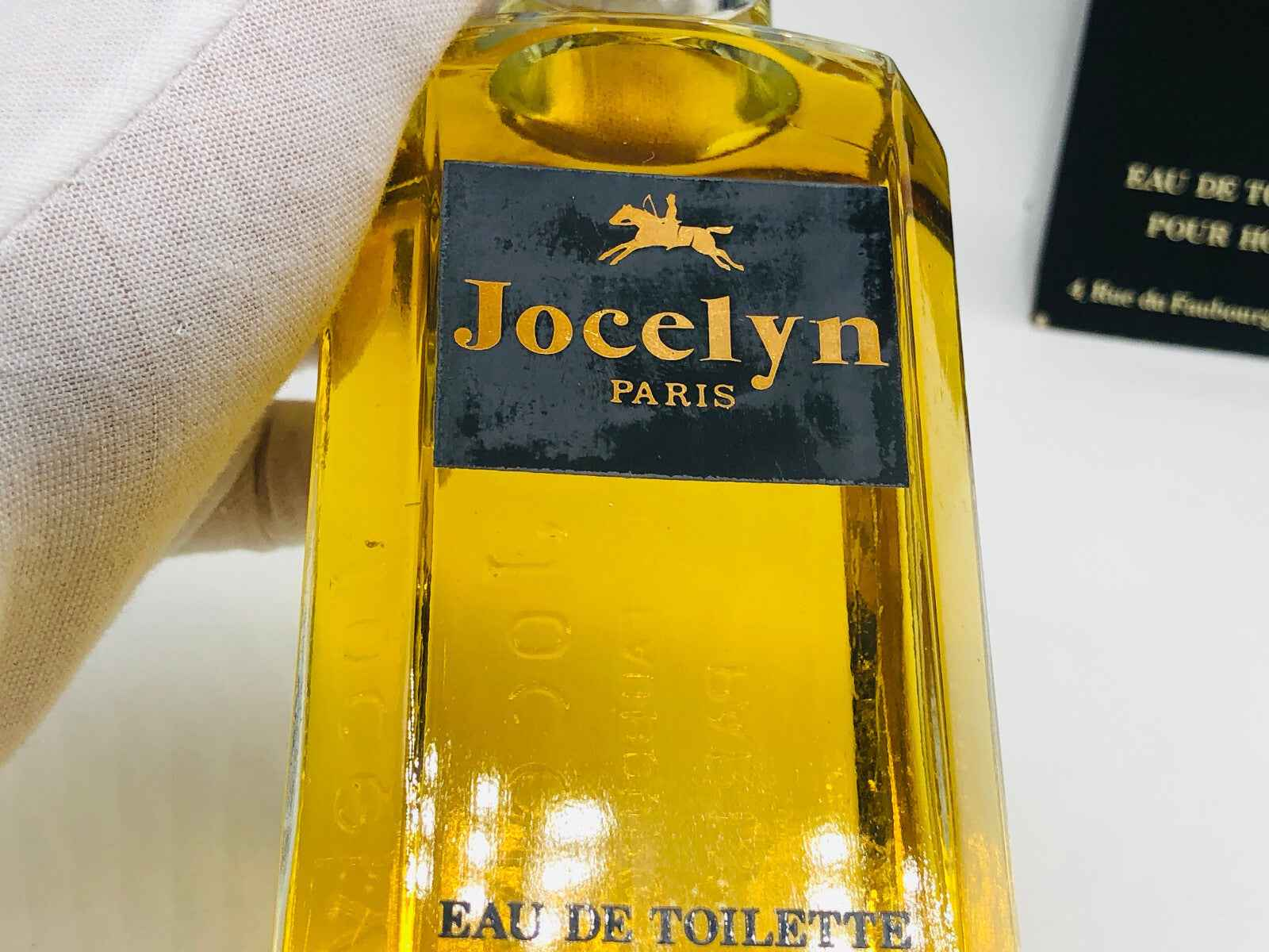 Profumo Jocelyn Pour Homme Vintage in bottiglia gialla con etichetta elegante a Parigi