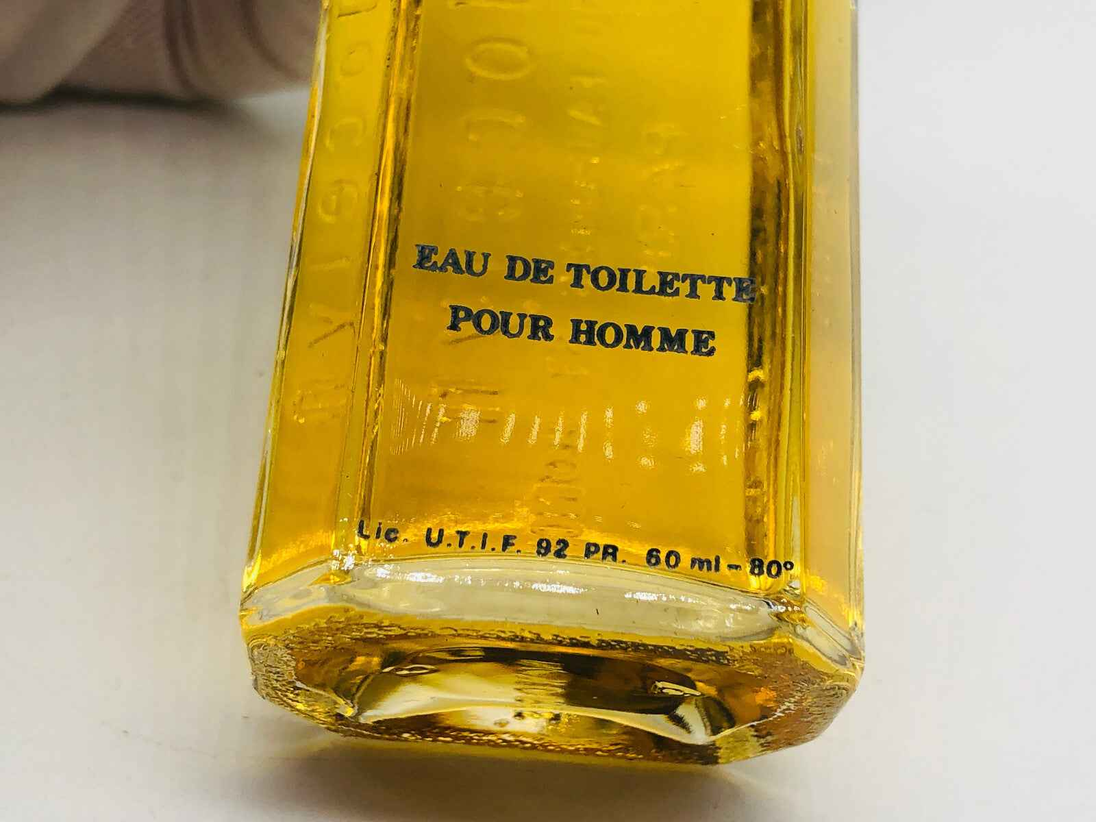 Flacone di Profumo Jocelyn Pour Homme da 60 ml con design elegante in vetro trasparente