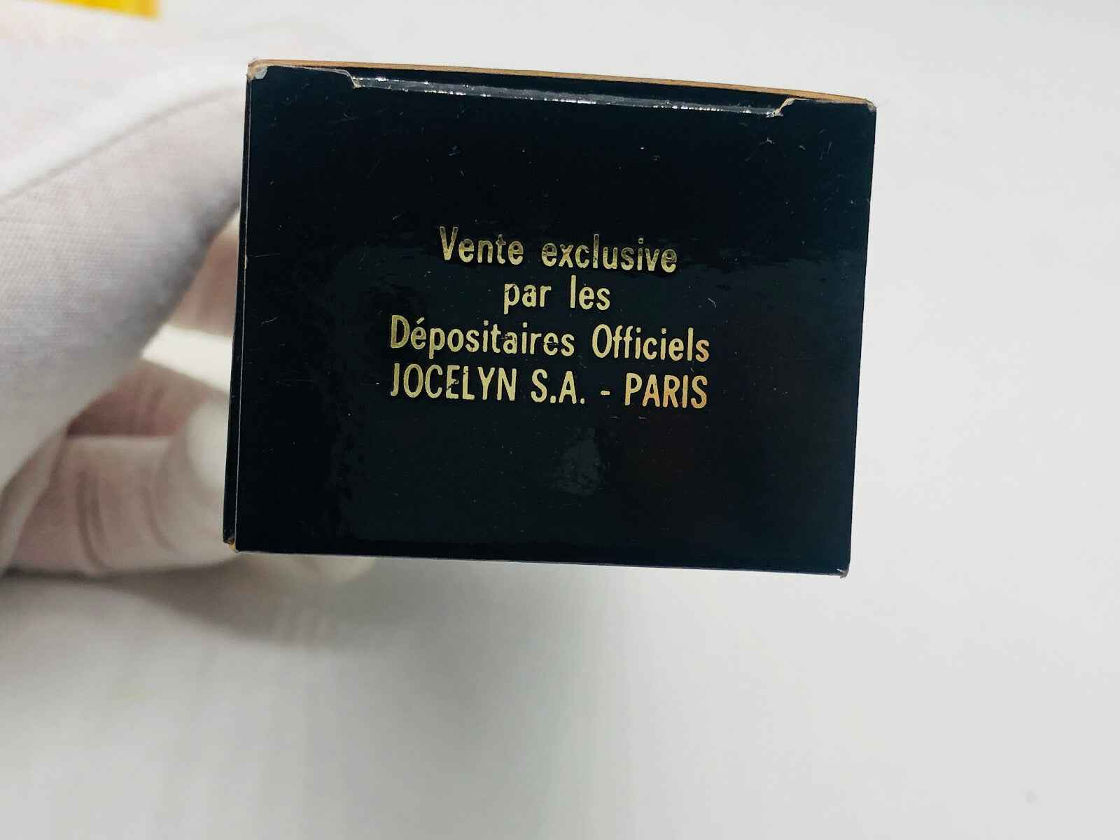 Scatola del Profumo Jocelyn Pour Homme con dettagli neri e dorati per un tocco elegante