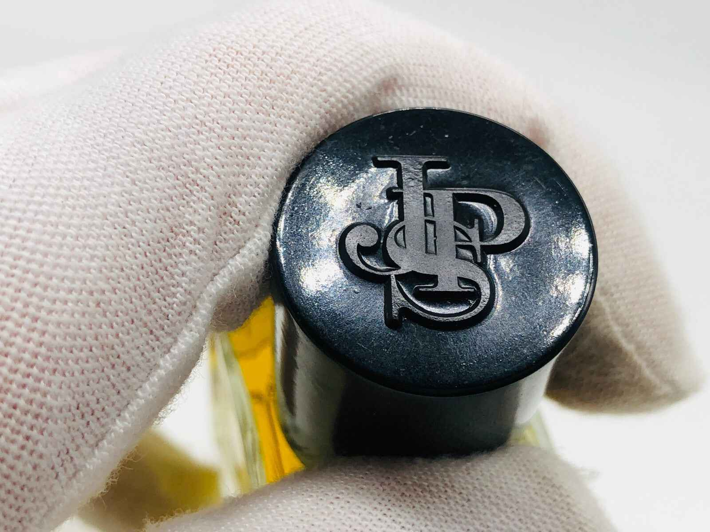 Tappo di profumo Guerlain con logo JP, rappresentante il John Player Special Vintage