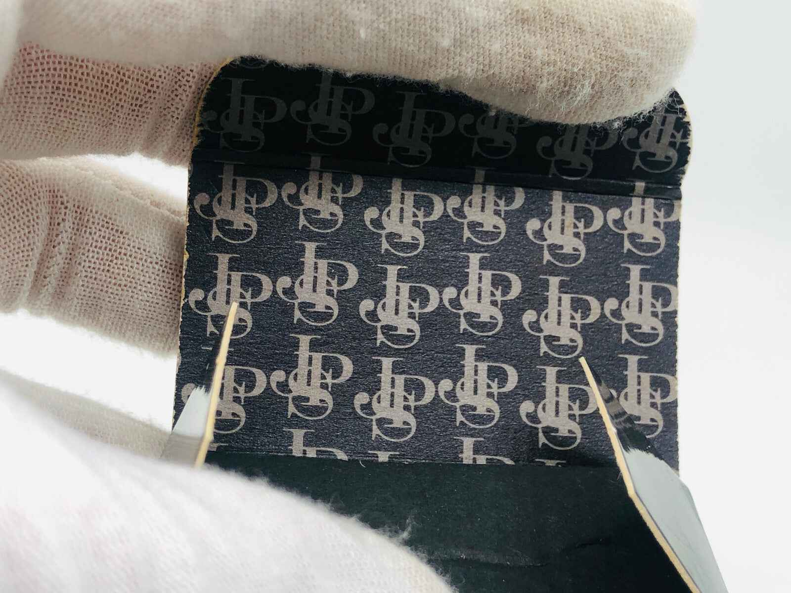 Interno della confezione John Player Special Vintage con logo elegante su sfondo scuro