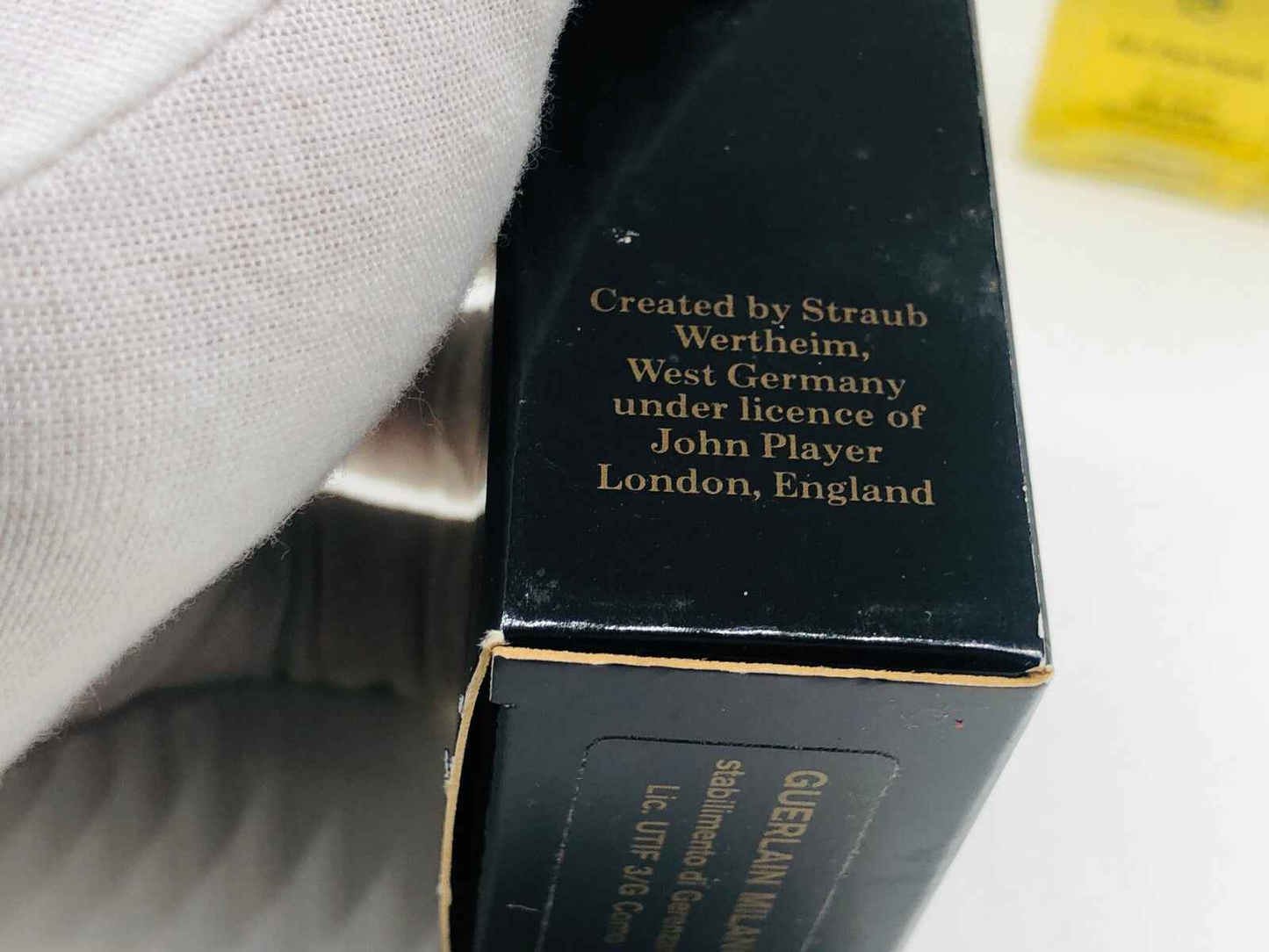 Scatola di profumo Guerlain con testo che menziona John Player Special Vintage e dettagli di creazione