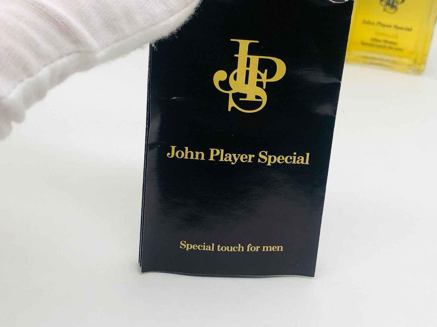 Etichetta del profumo John Player Special con design elegante e dettagli dorati per uomini