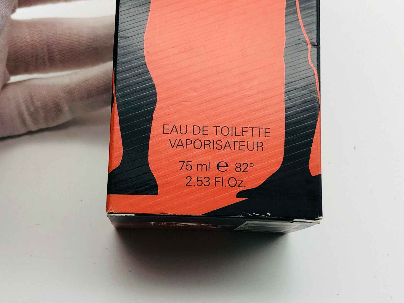 Scatola di Profumo Johnny Lambs da 75 ml con design elegante e dettagli in arancione