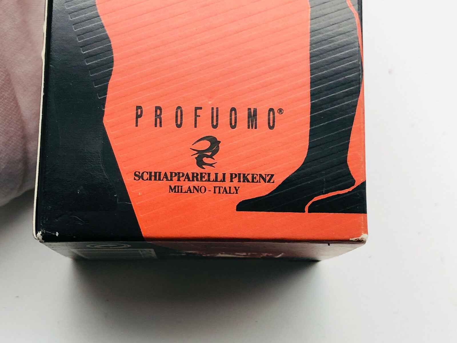 Scatola di profumo Johnny Lambs di Schiapparelli Piken. Design elegante e sofisticato.