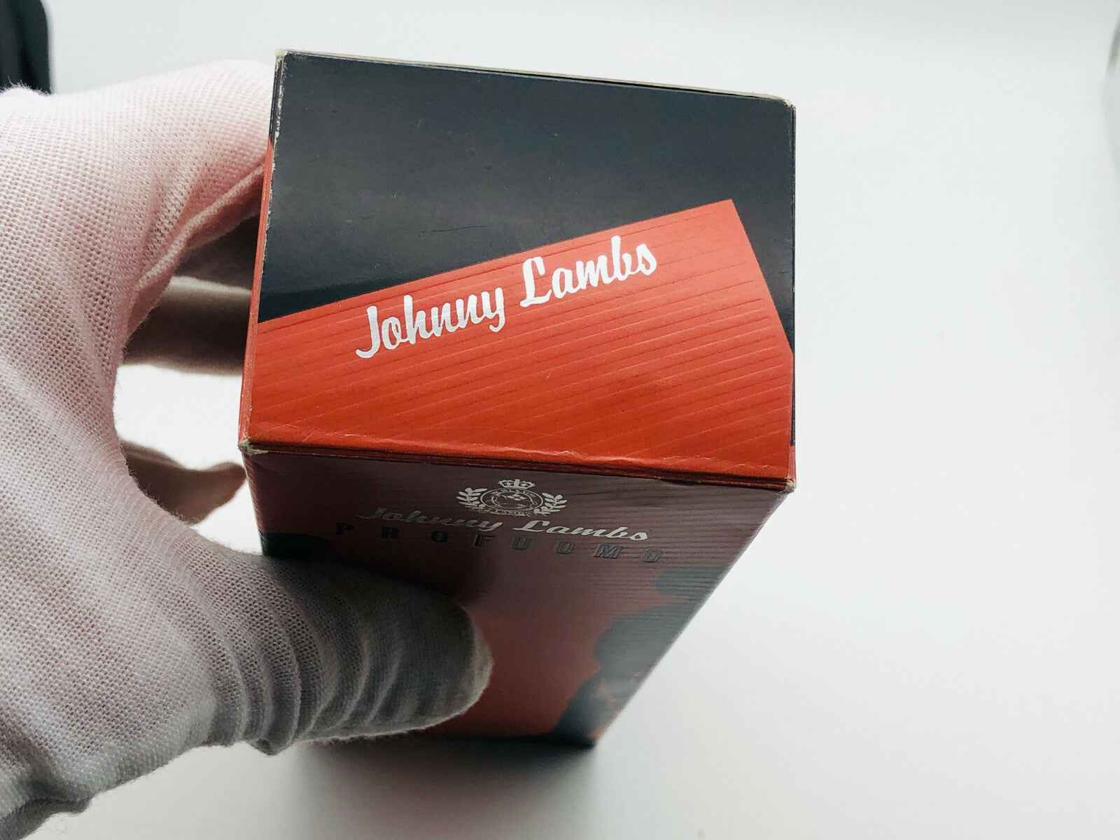 Scatola del profumo Johnny Lambs di SCHIAPPARELLI, con design elegante e moderno