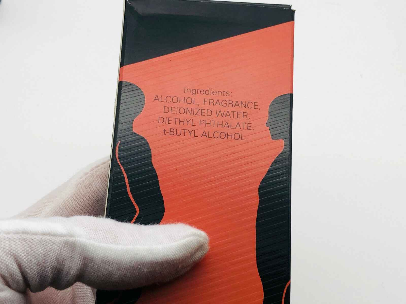 Scatola del profumo Johnny Lambs con ingredienti elencati e design elegante