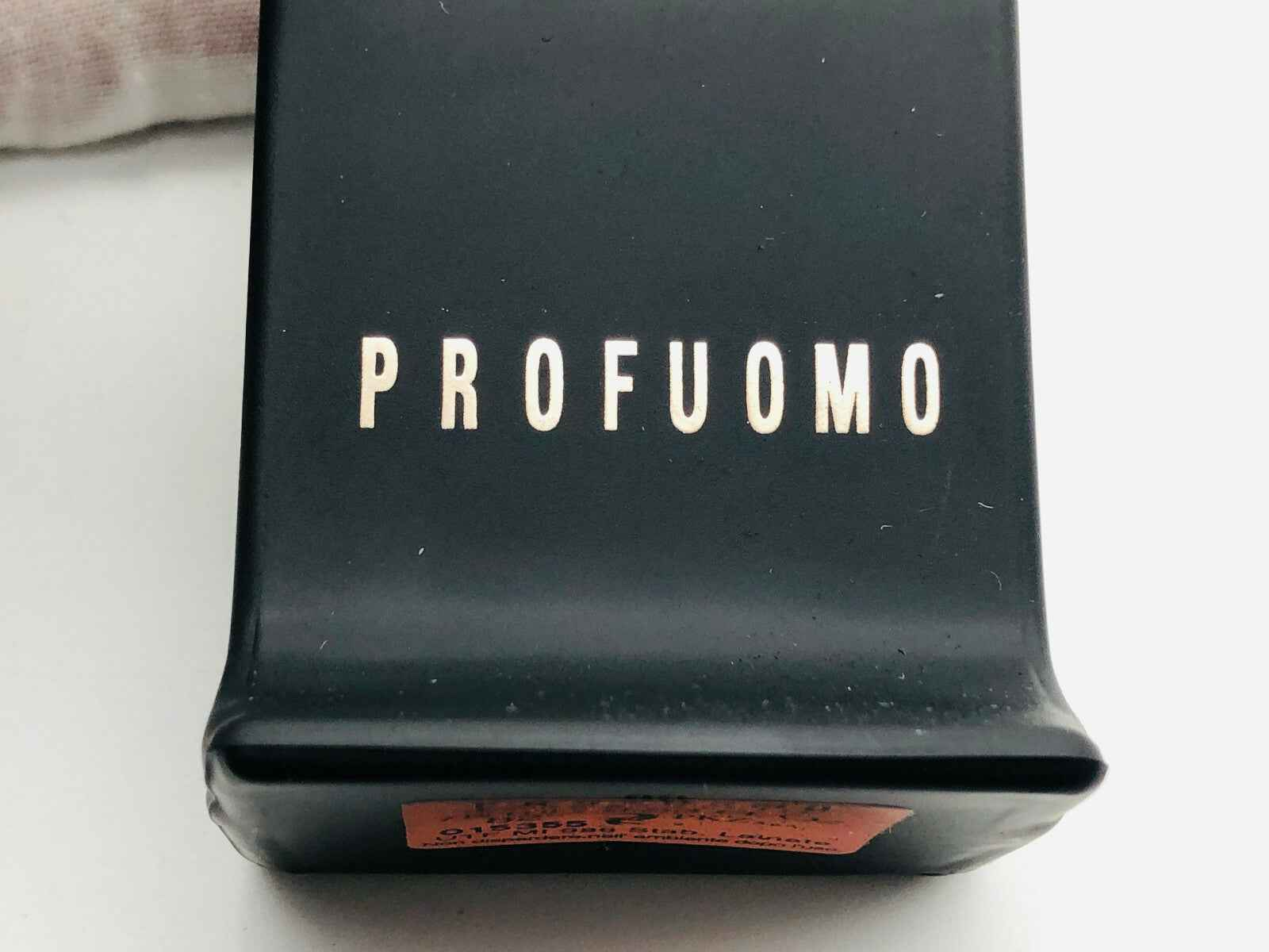 Scatola del profumo Johnny Lambs di Schiaparelli con scritta dorata su fondo nero