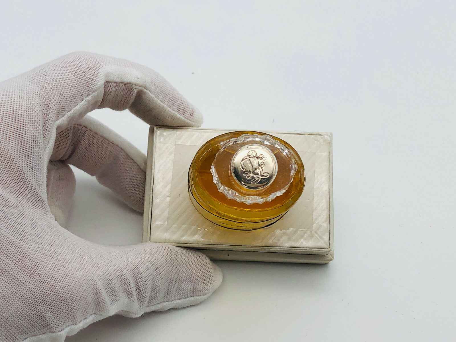 Profumo Justine Louis Feraud in bottiglia elegante con tappo decorativo, presentato in una scatola raffinata