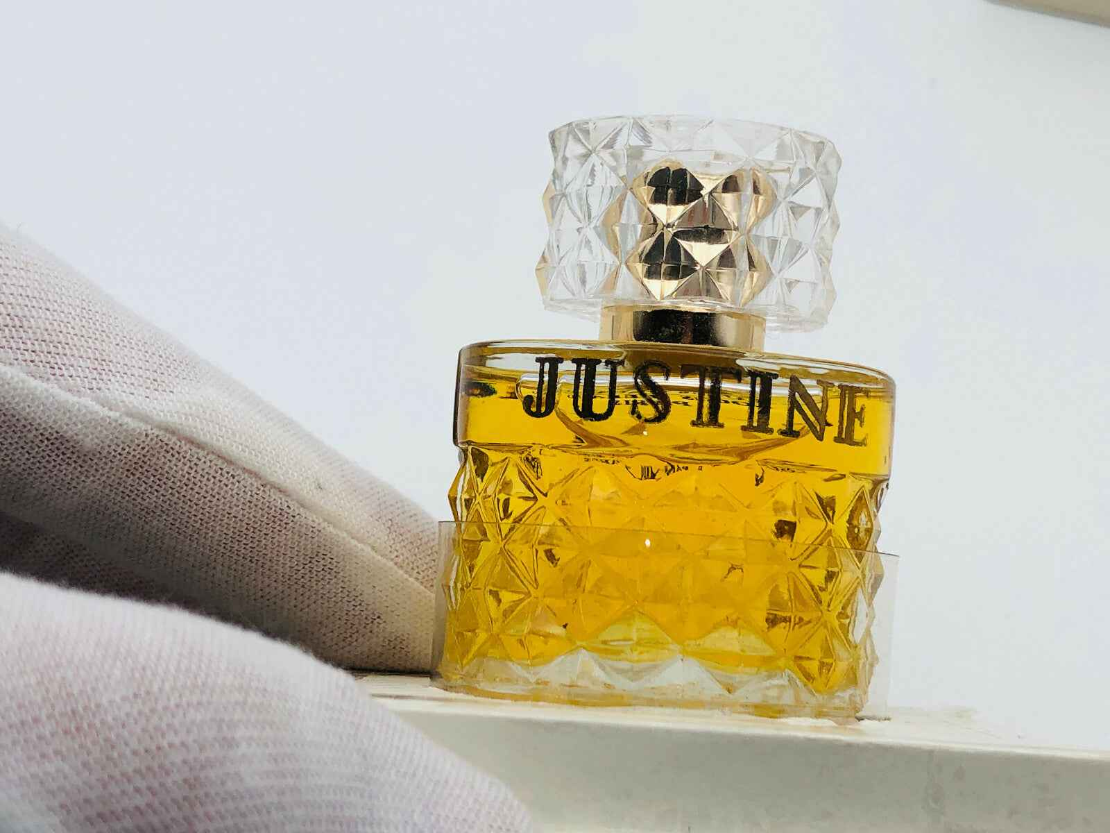 Profumo Justine Louis Feraud in flacone con dettagli dorati e design elegante