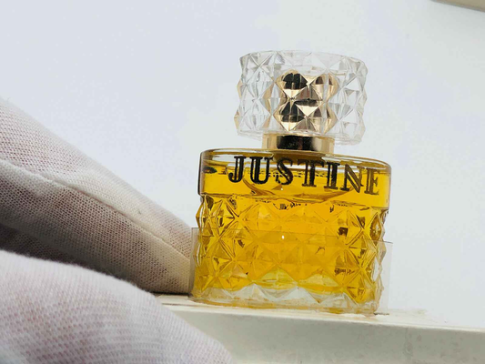 Profumo Justine Louis Feraud in flacone con dettagli dorati e design elegante