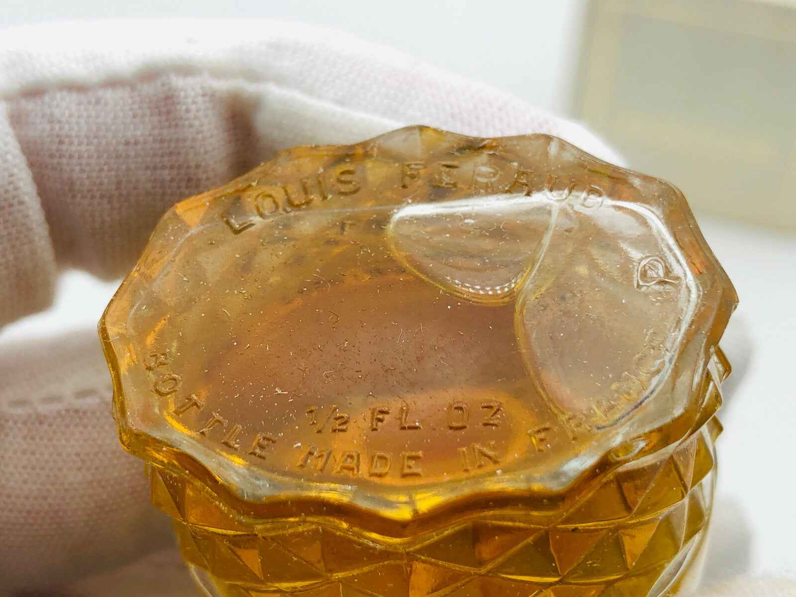 Flacone di profumo Justine Louis Feraud in vetro dorato, raffinato e vintage, realizzato in Francia