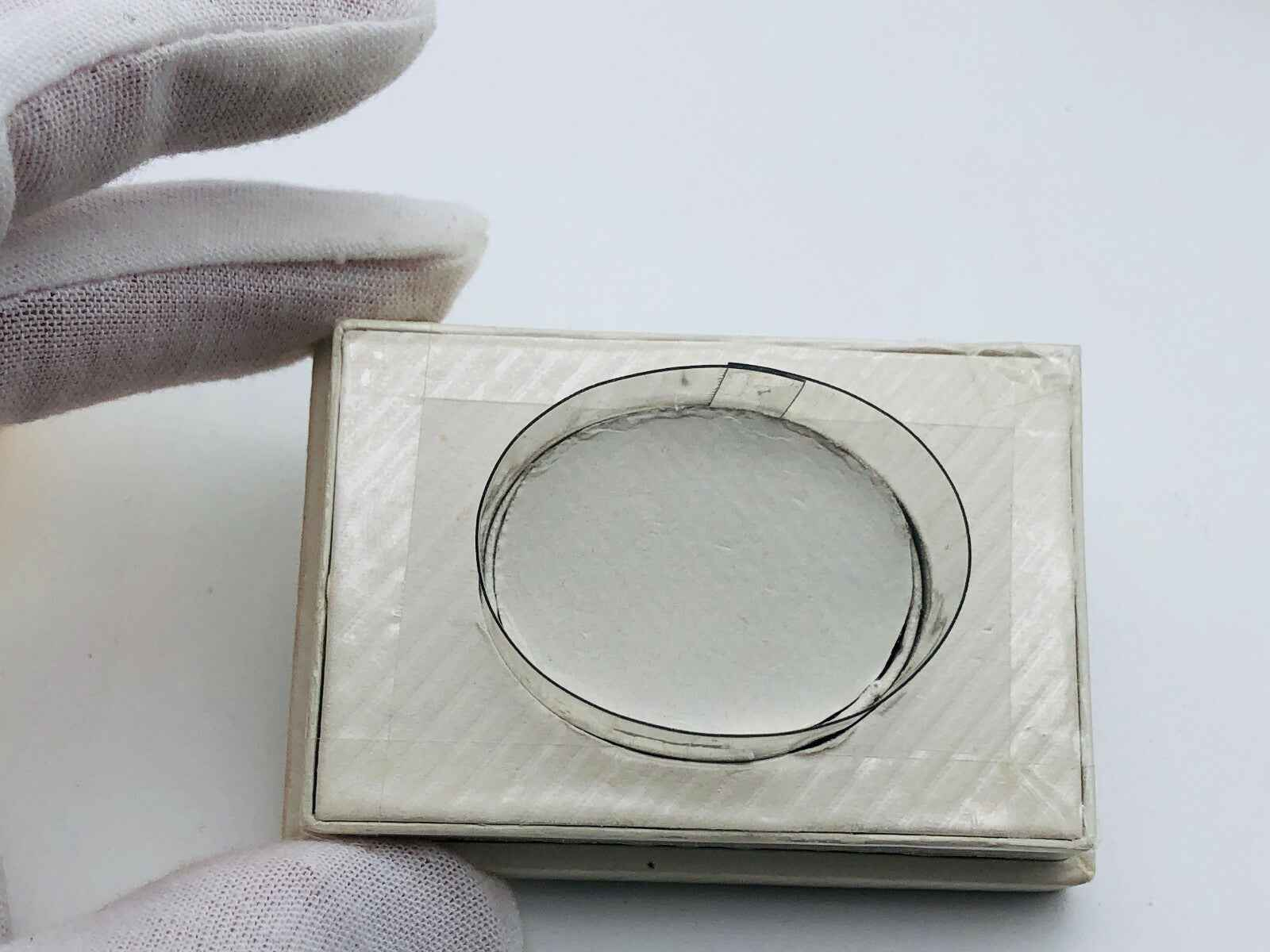 Anello Justine Louis Feraud in una scatola con un fondale elegante, ideale per occasioni speciali