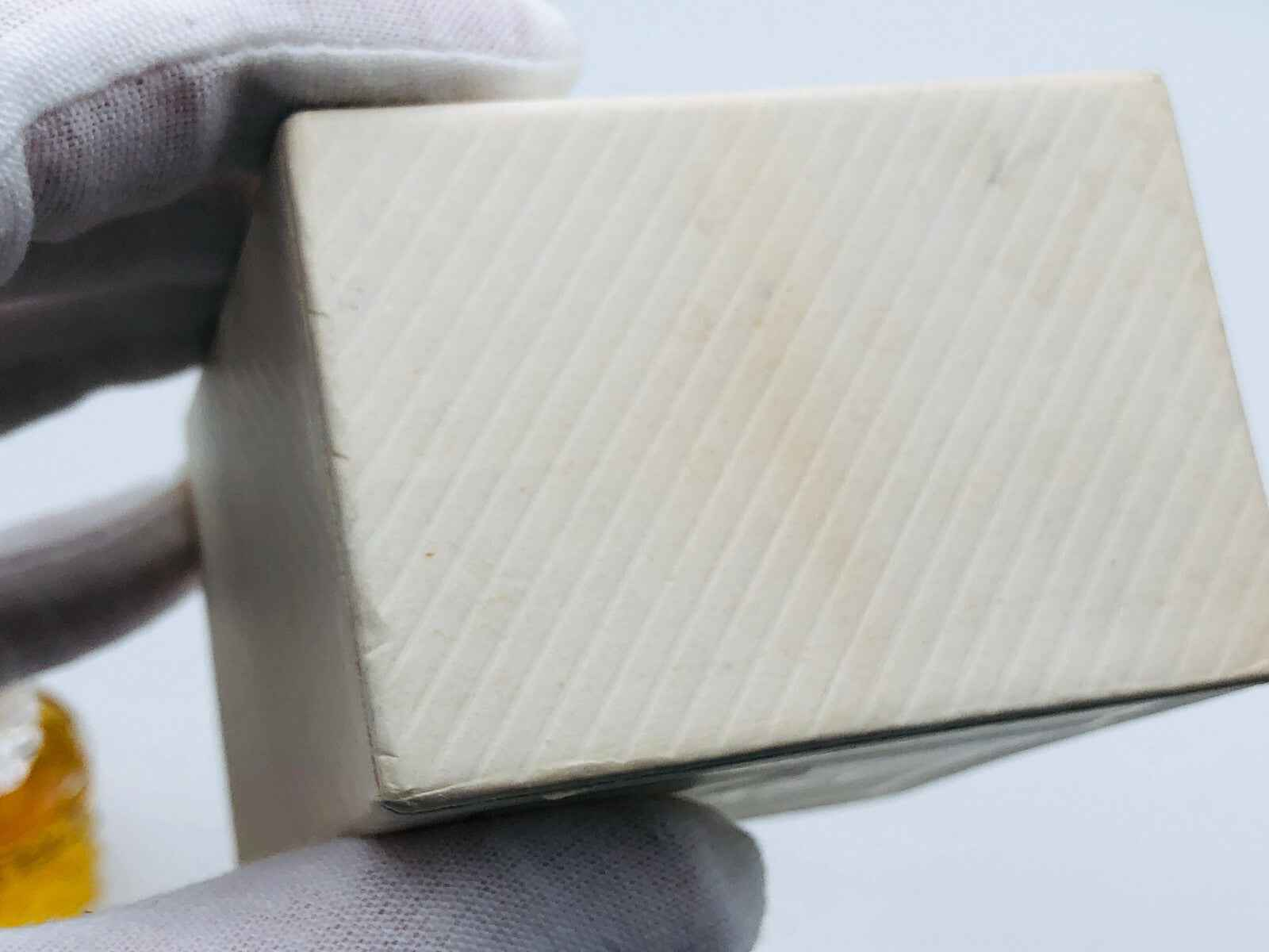 Confezione di profumo Justine Louis Feraud elegante con design minimalista e finitura liscia