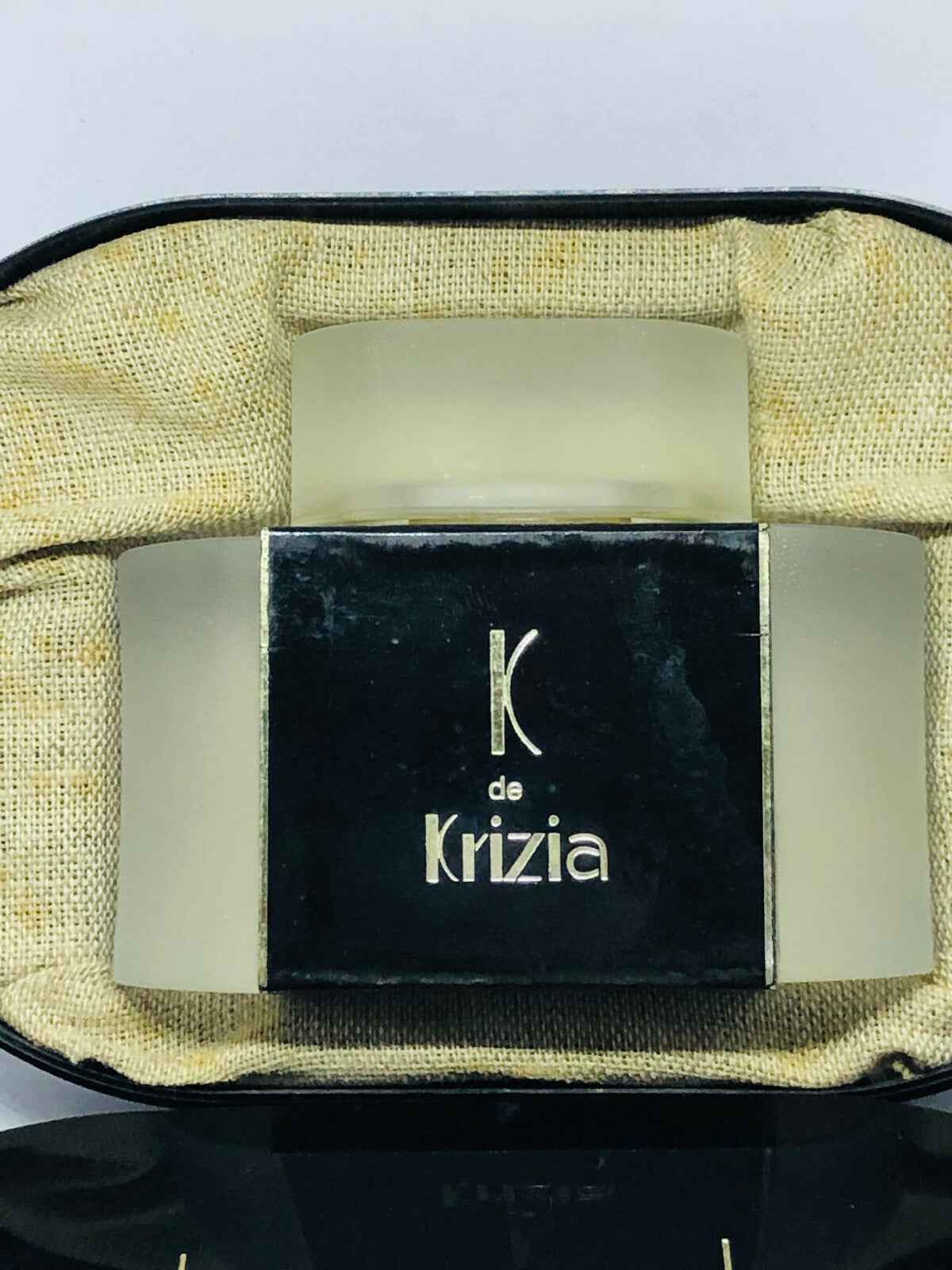 Scatola di K Krizia Parfum Extrait Vintage con design elegante e interno in tessuto chiaro