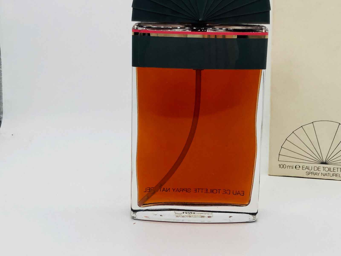 Profumo Karl Lagerfeld Donna Vintage in bottiglia trasparente da 100 ml con design elegante