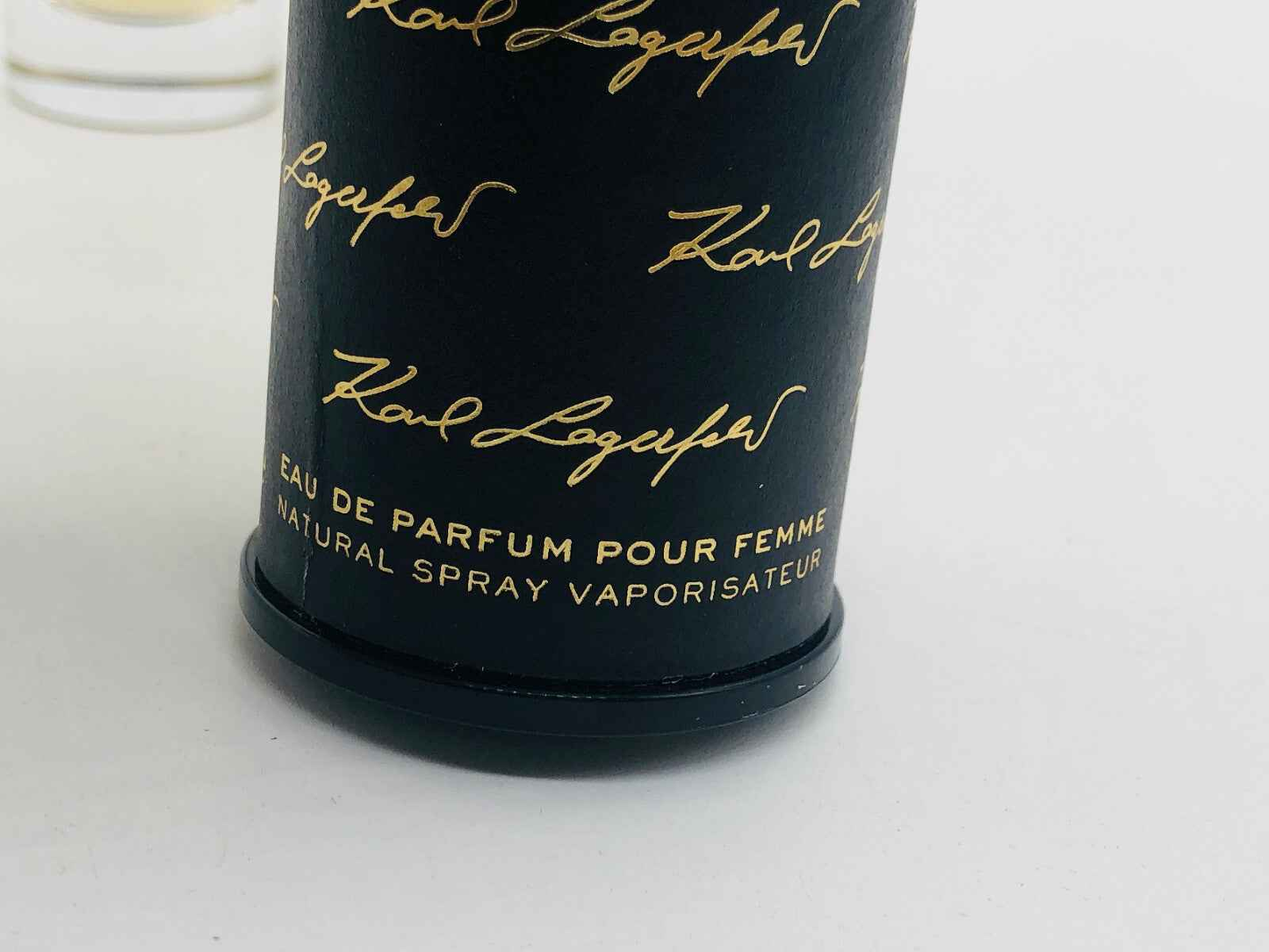 Flacone di profumo Karleidoscope Karl Lagerfeld per donna con elegante design nero e scrittura dorata