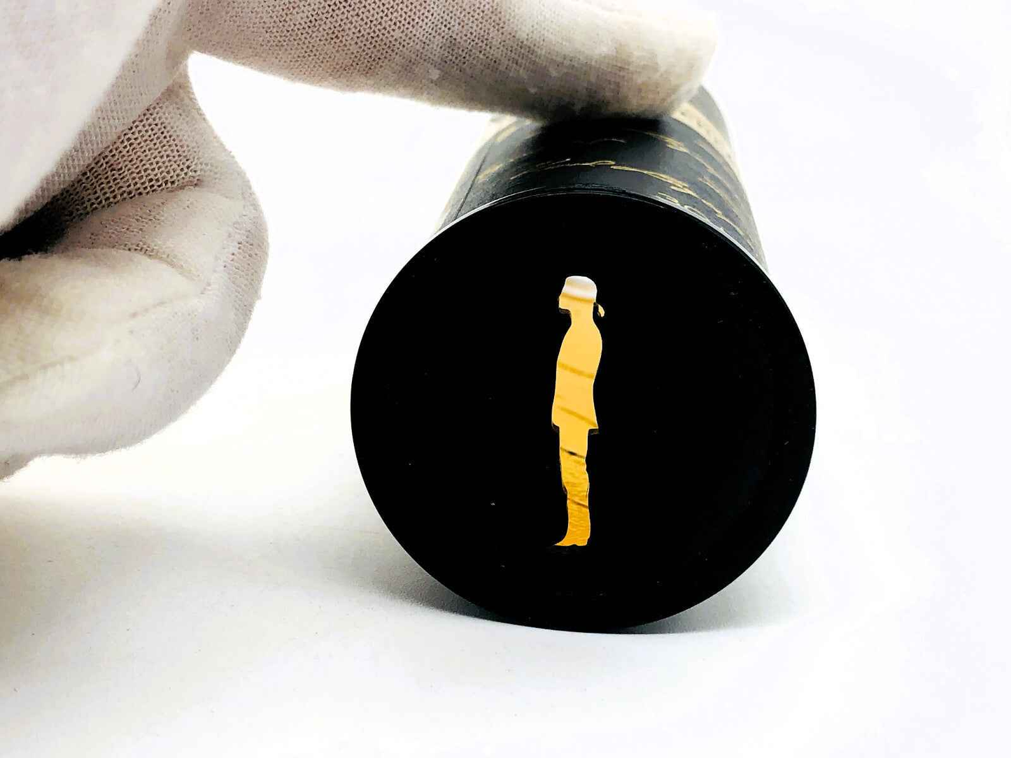Flacone di profumo Karleidoscope Karl Lagerfeld con design elegante a forma di silhouette