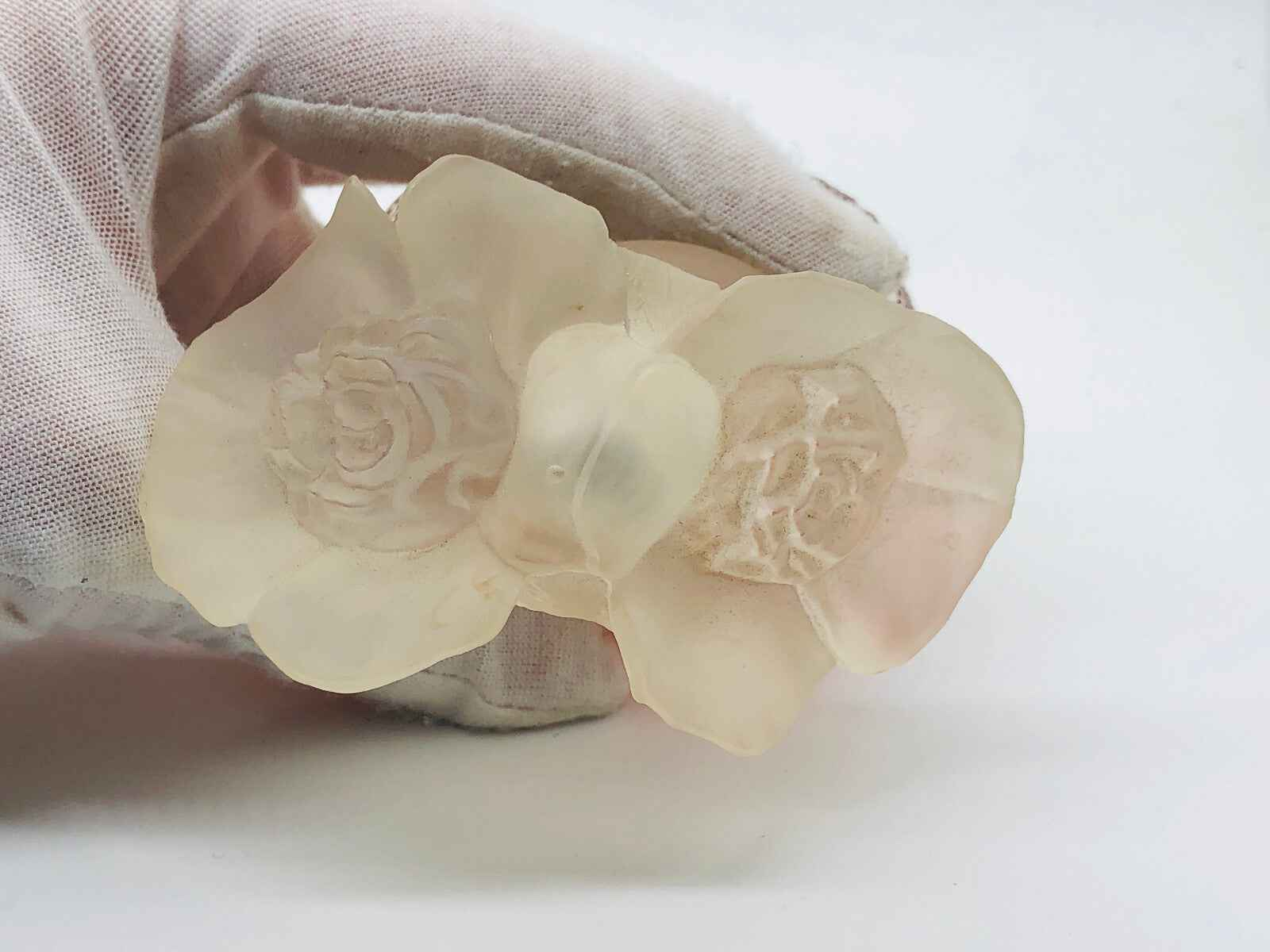 Scultura di fiori di ceramica Kenzo Le Monde Est Beau con dettagli raffinati e finitura lucida
