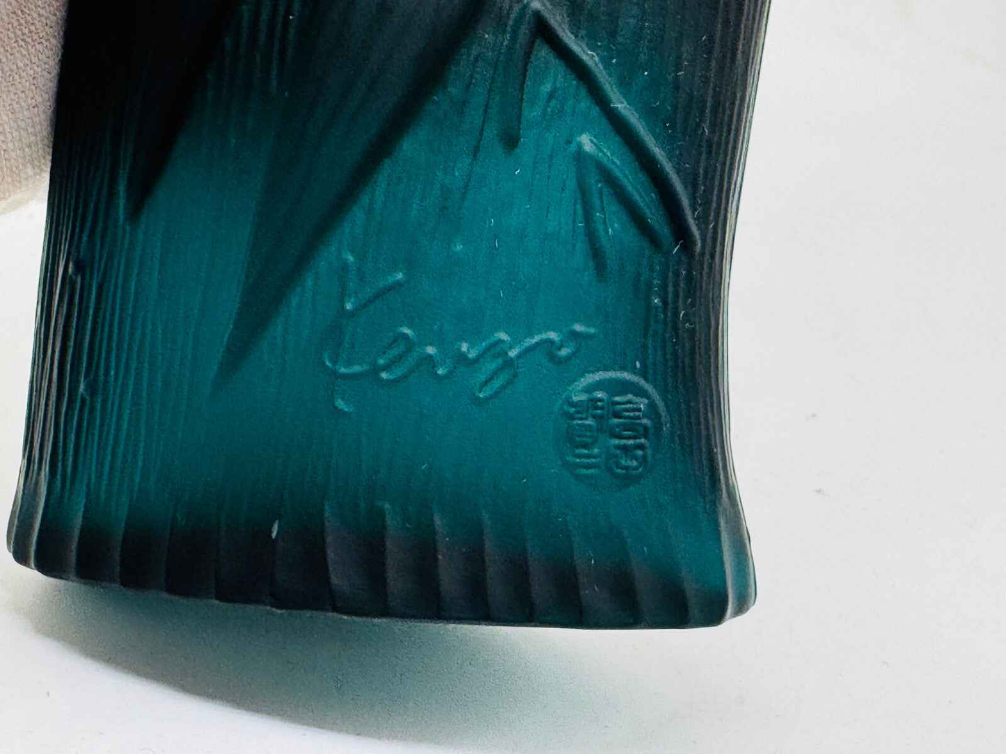 Flacone di profumo Kenzo Pour Homme Vintage con design elegante in vetro verde