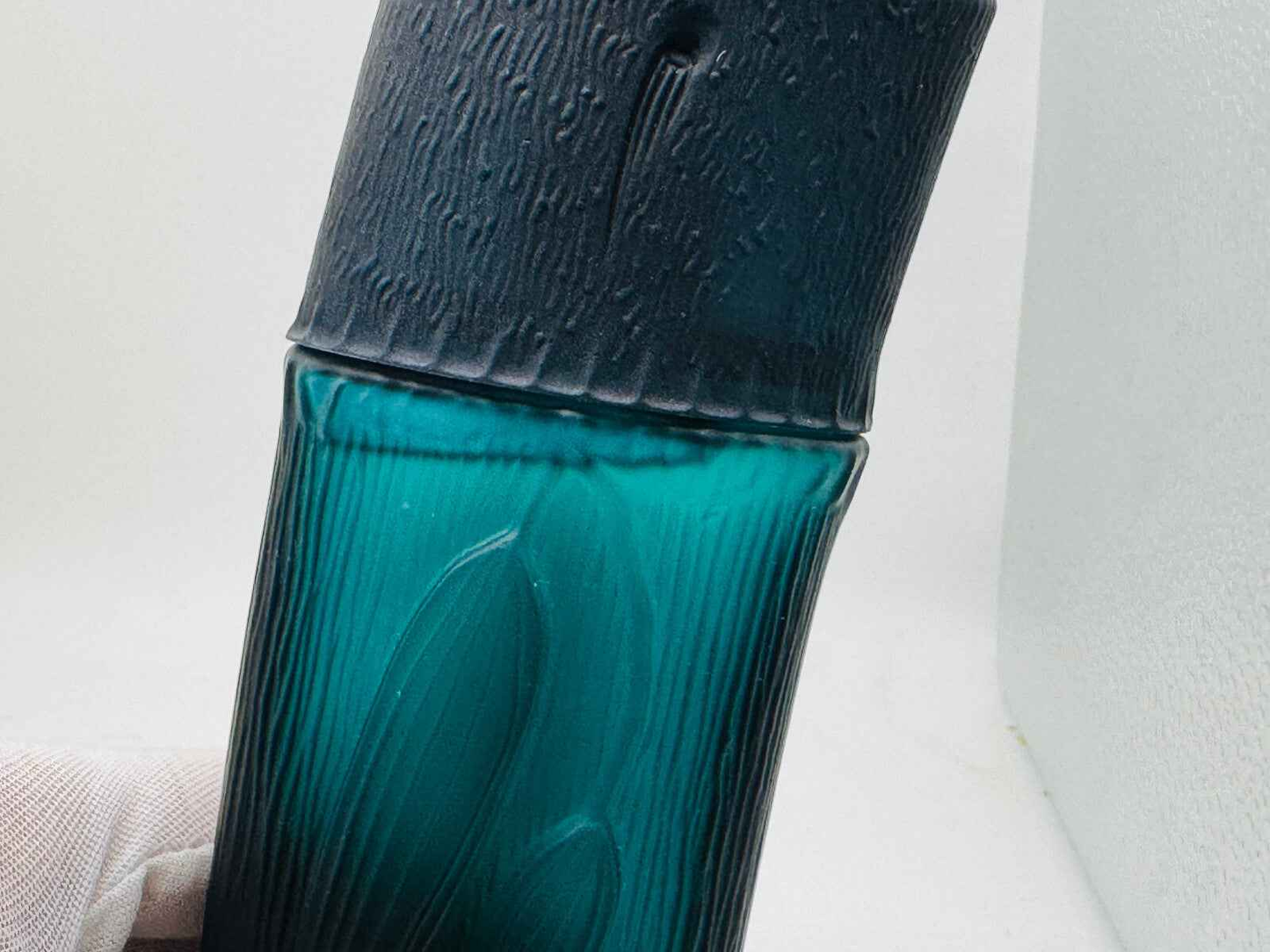 Flacone di profumo Kenzo Pour Homme Vintage con design elegante in tonalità verde e blu