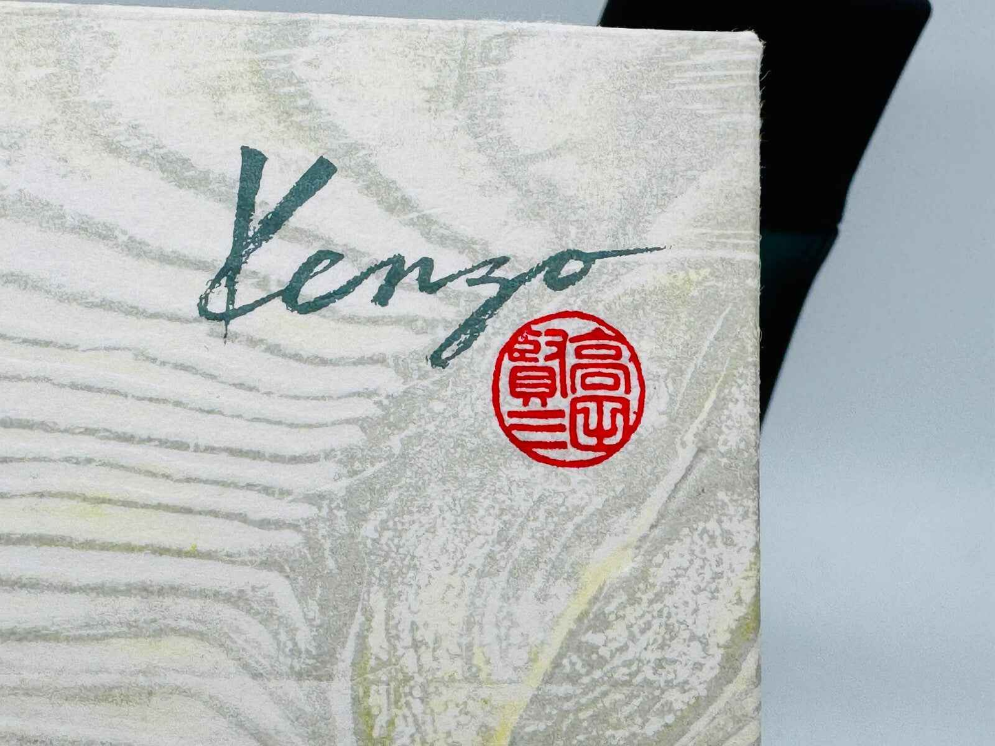 Scatola di Kenzo Pour Homme Vintage con logo e design astratto elegante