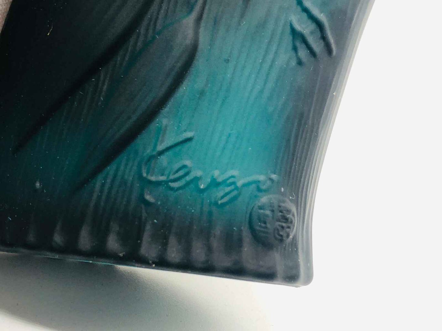 Dettaglio del flacone di Kenzo Pour Homme Vintage con design elegante e logo Kenzo in evidenza