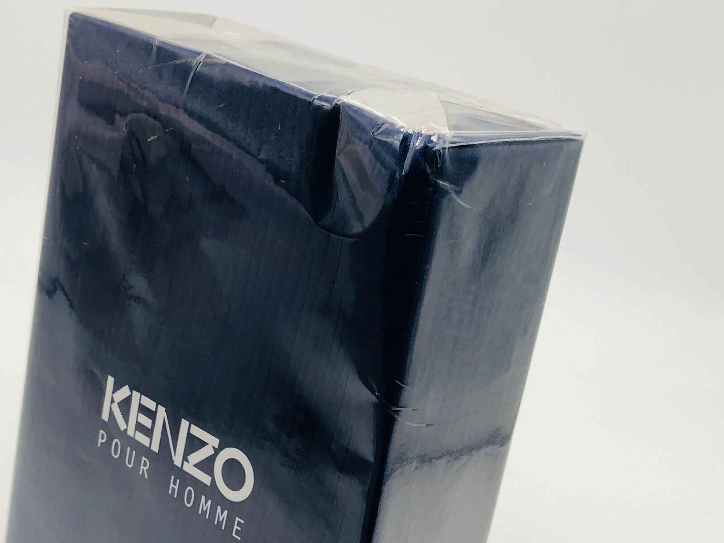 Confezione di profumo Kenzo Pour Homme Vintage in scatola elegante e scura con logo distintivo