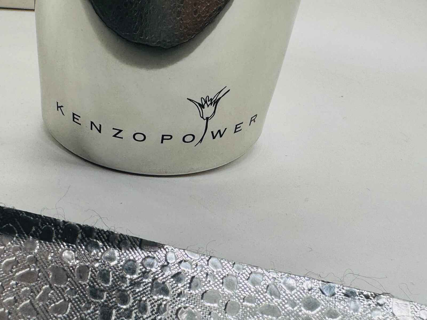 Contenitore KENZO Power Vintage con design elegante e logo distintivo del brand