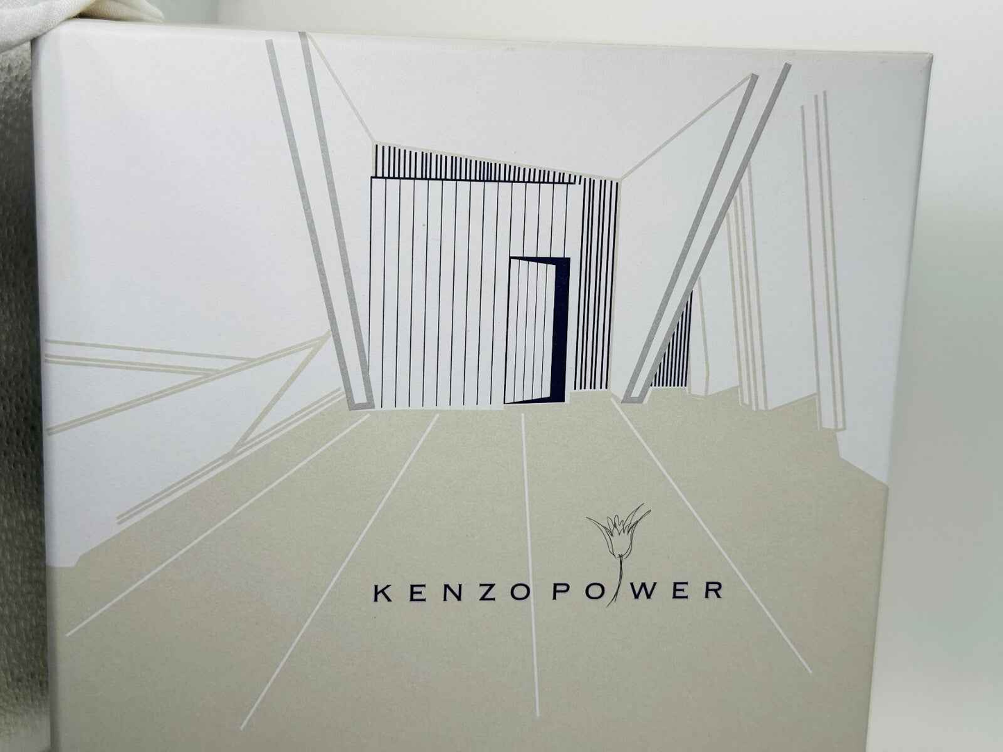Scatola del profumo Kenzo Power Vintage con un design elegante e moderno