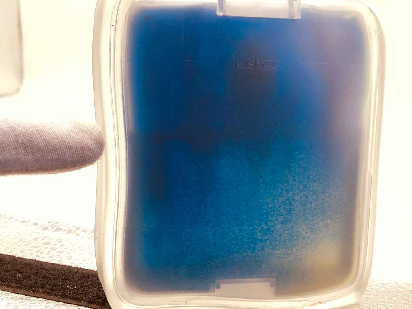 Flacone di profumo Kenzo Air Vintage con design unico e tonalità blu, ideale per ogni occasione