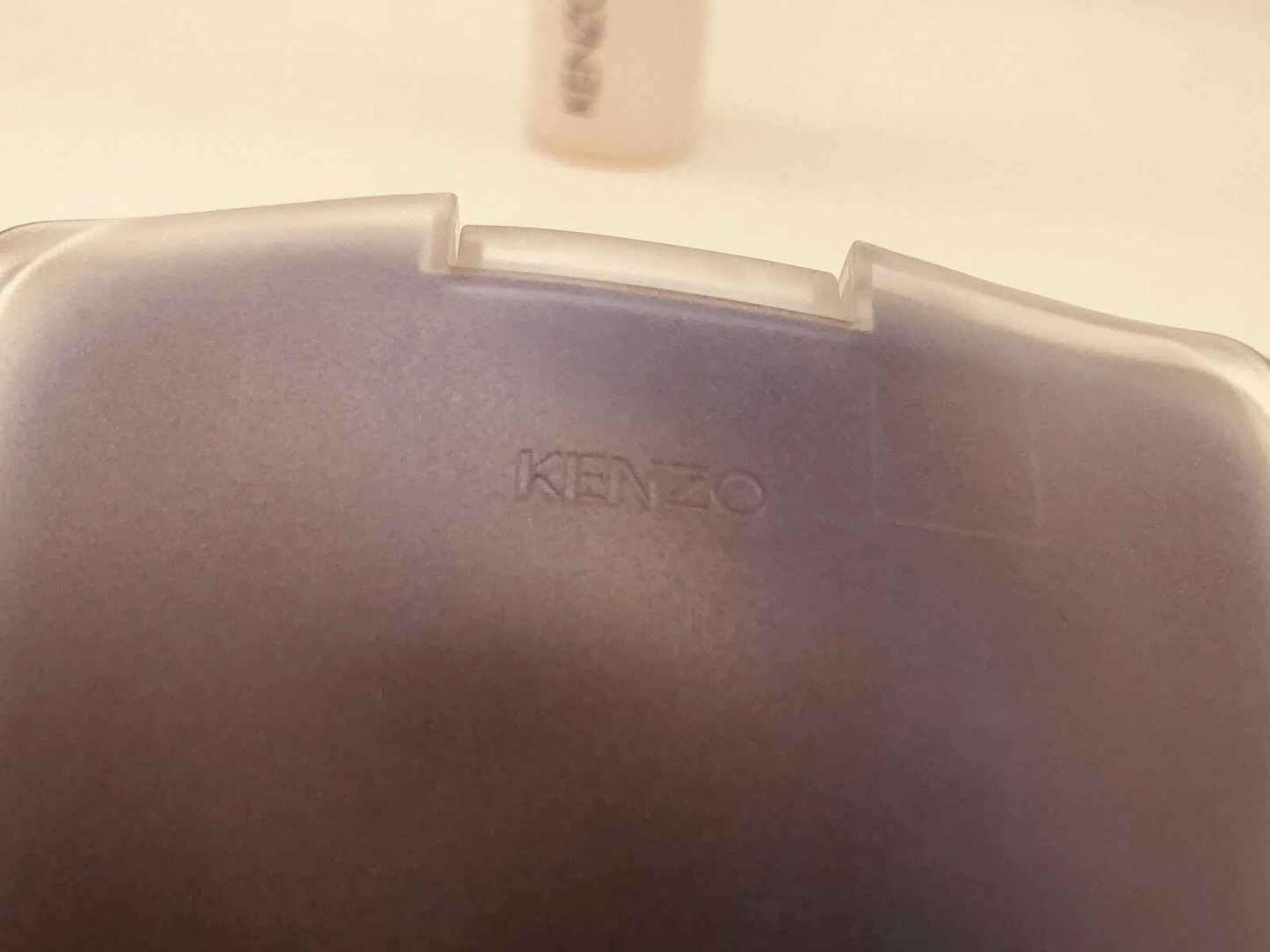 Flacone di profumo Kenzo Air Vintage con design elegante e logo KENZO in rilievo